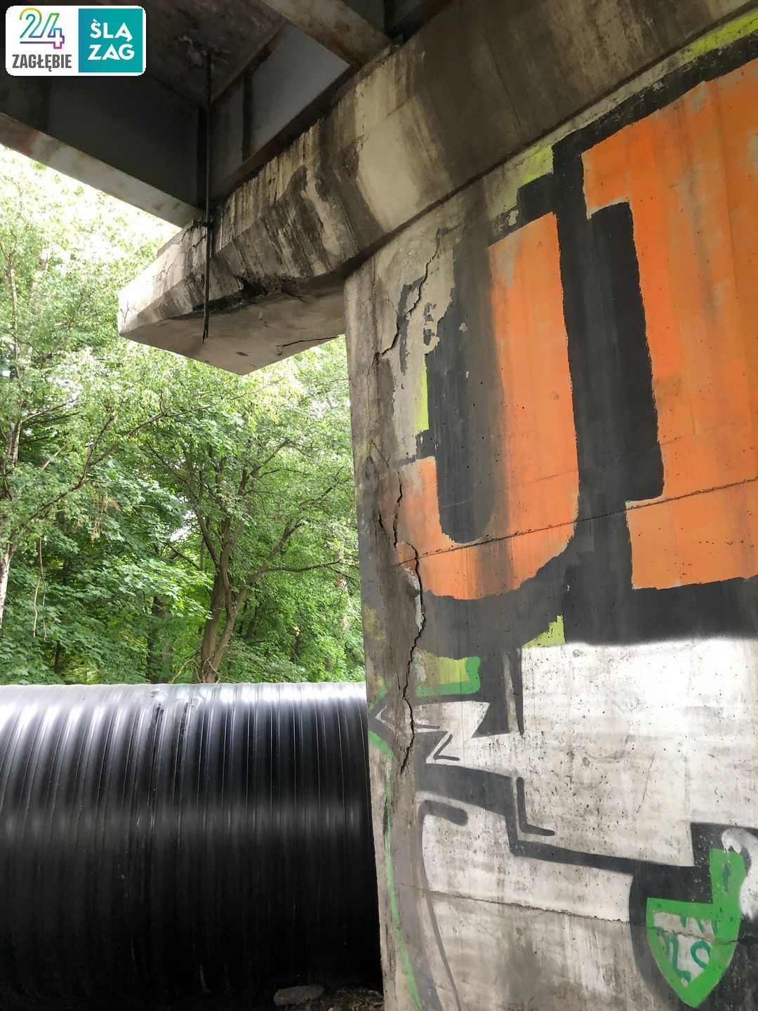 Sosnowiec. Estakada w ciągu drogi krajowej nr 94, nad linią kolejową nr 1, Czarną Przemszą, ulicami Piotrkowską i Chemiczną. Stan na 8 lipca 2025 roku.