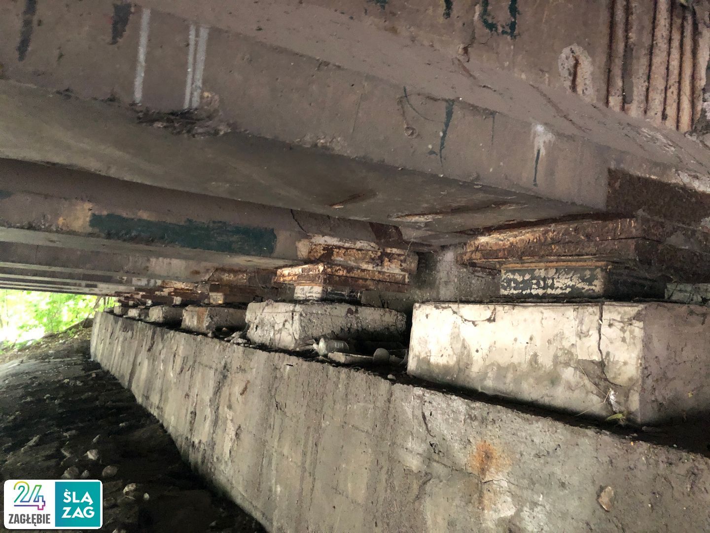 Sosnowiec. Estakada w ciągu drogi krajowej nr 94, nad linią kolejową nr 1, Czarną Przemszą, ulicami Piotrkowską i Chemiczną. Stan na 8 lipca 2025 roku.