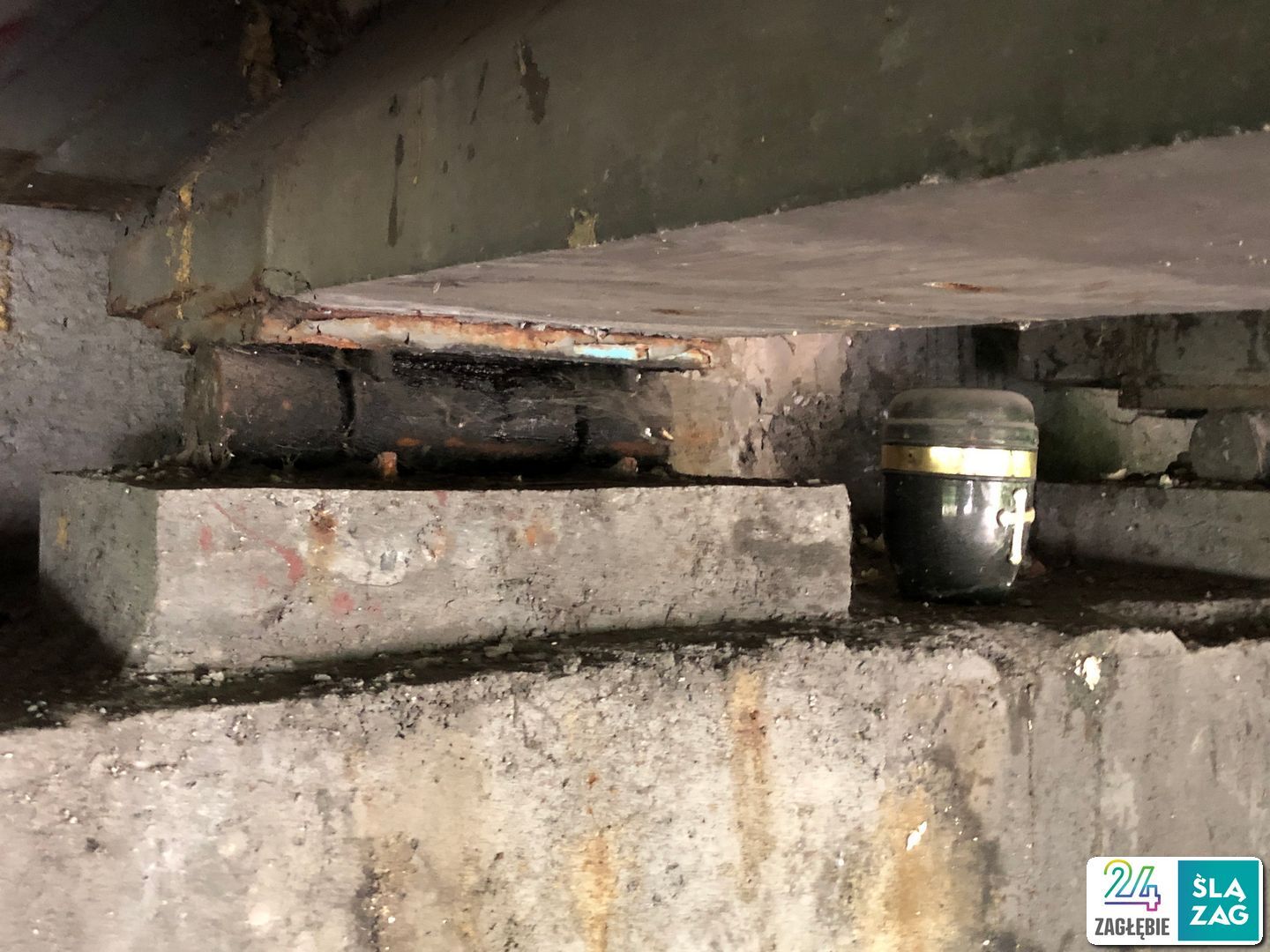 Sosnowiec. Urna z prochami pod estakadą w ciągu drogi krajowej nr 94, nad linią kolejową nr 1, Czarną Przemszą, ulicami Piotrkowską i Chemiczną. 8 lipca 2025 roku.