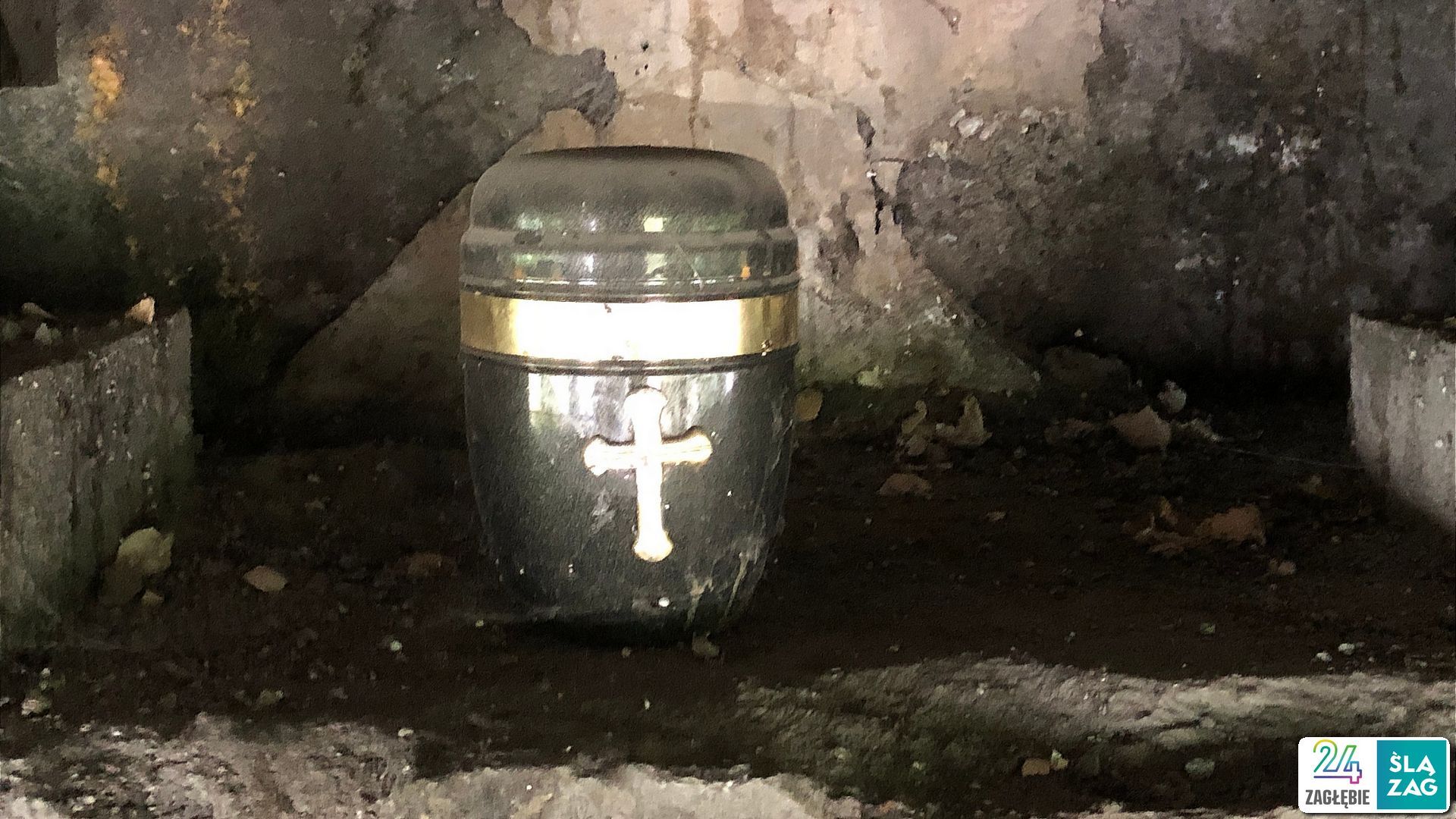 Sosnowiec. Urna z prochami pod estakadą w ciągu drogi krajowej nr 94, nad linią kolejową nr 1, Czarną Przemszą, ulicami Piotrkowską i Chemiczną. 8 lipca 2025 roku.