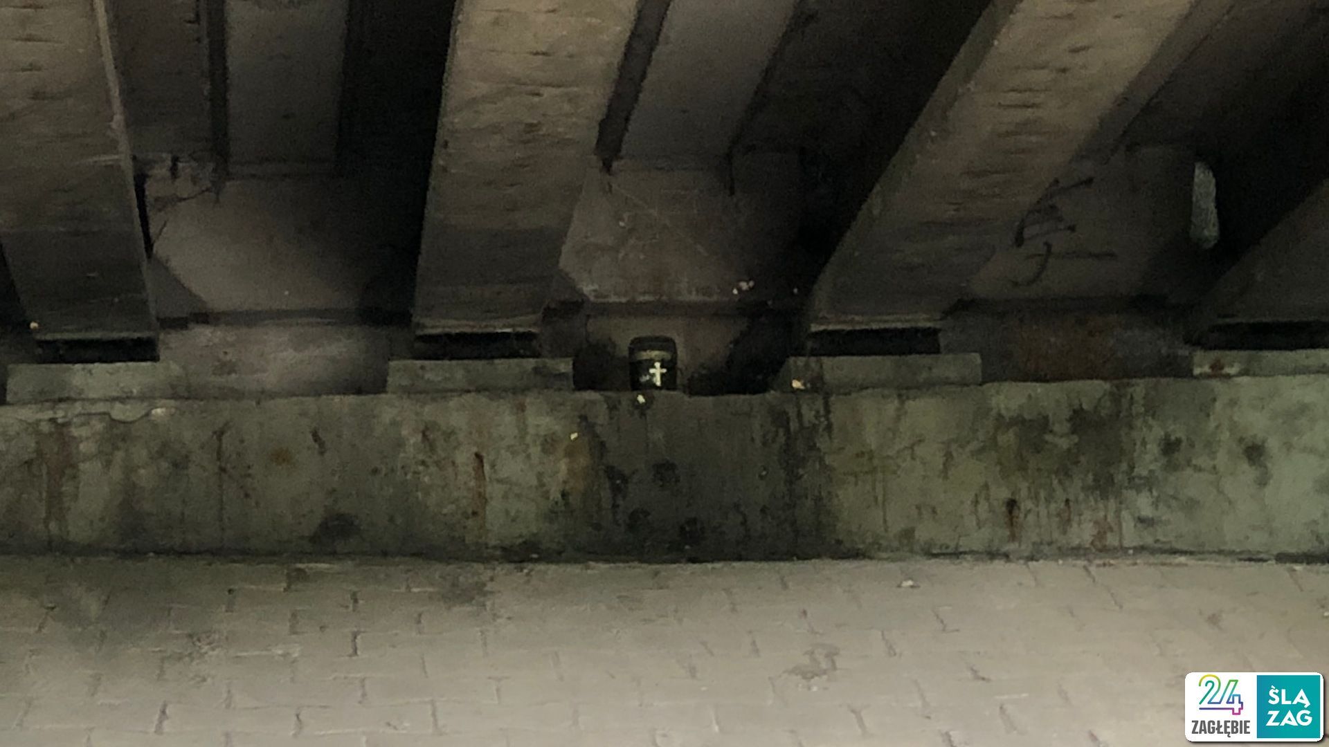 Sosnowiec. Urna z prochami pod estakadą w ciągu drogi krajowej nr 94, nad linią kolejową nr 1, Czarną Przemszą, ulicami Piotrkowską i Chemiczną. 25 lipca 2025 roku.