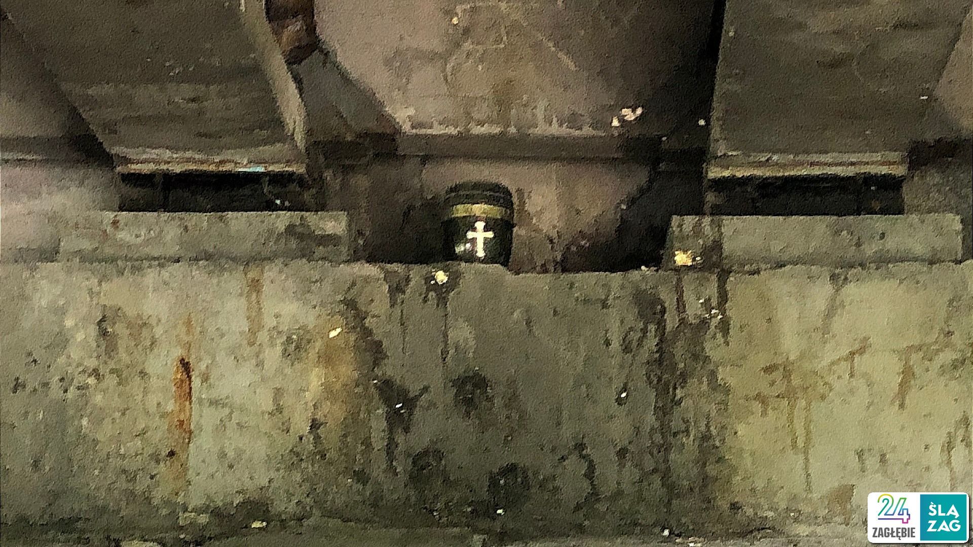 Sosnowiec. Urna z prochami pod estakadą w ciągu drogi krajowej nr 94, nad linią kolejową nr 1, Czarną Przemszą, ulicami Piotrkowską i Chemiczną. 25 lipca 2025 roku.