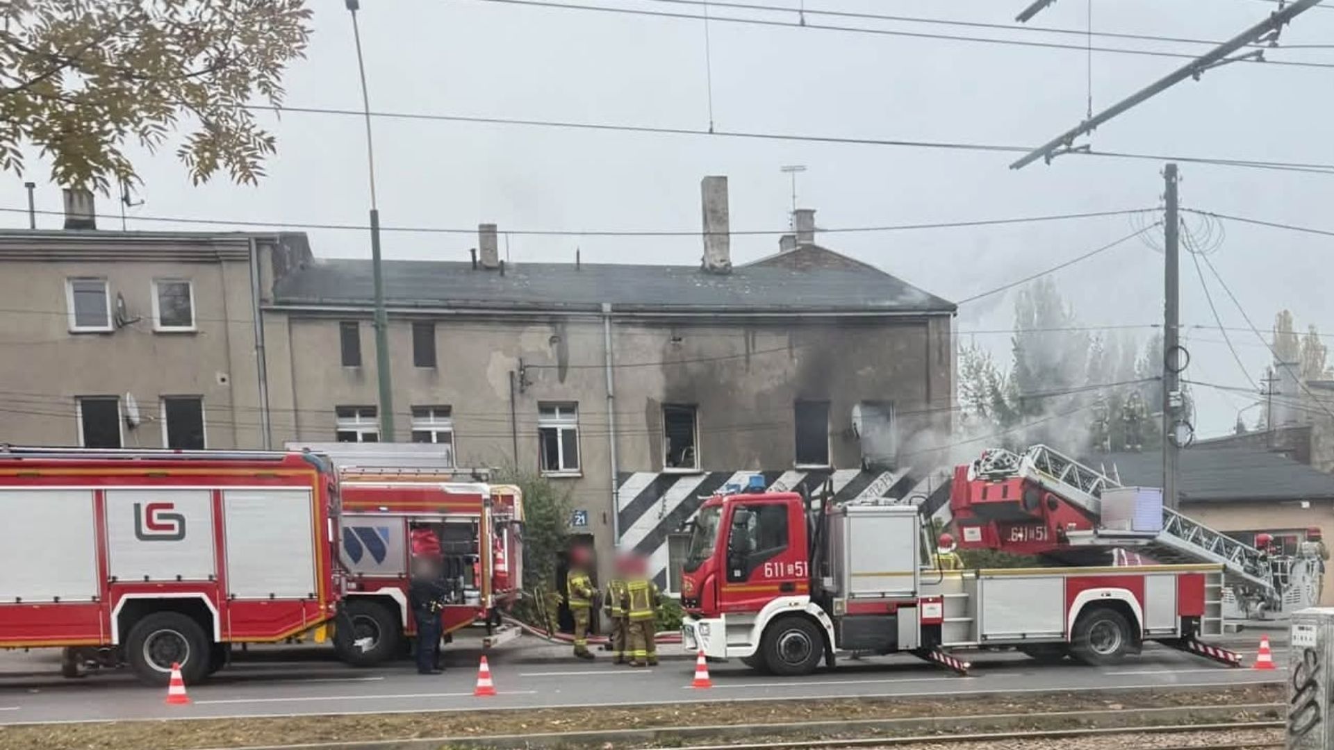Tragiczny pożar w starym budownicwie. Jedna osoba nie żyje, mieszkanie było pełne śmieci