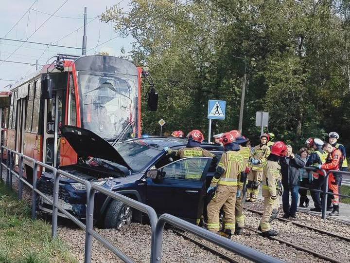 Sosnowiec-Dandowka. Przejazd tramwajowo-samochodowy przy ul. Wojska Polskiego przy cmentarzu komunalnym. Zderzenie tramwaju i samochodu osobowego. 15 października 2025.
