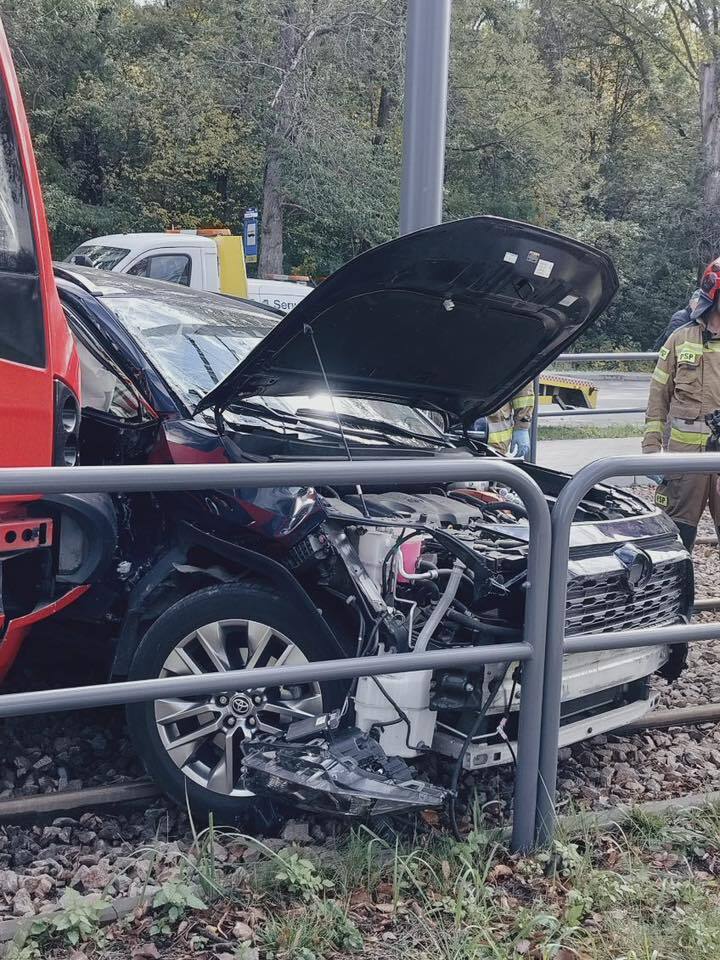 Sosnowiec-Dandowka. Przejazd tramwajowo-samochodowy przy ul. Wojska Polskiego przy cmentarzu komunalnym. Zderzenie tramwaju i samochodu osobowego. 15 października 2025.