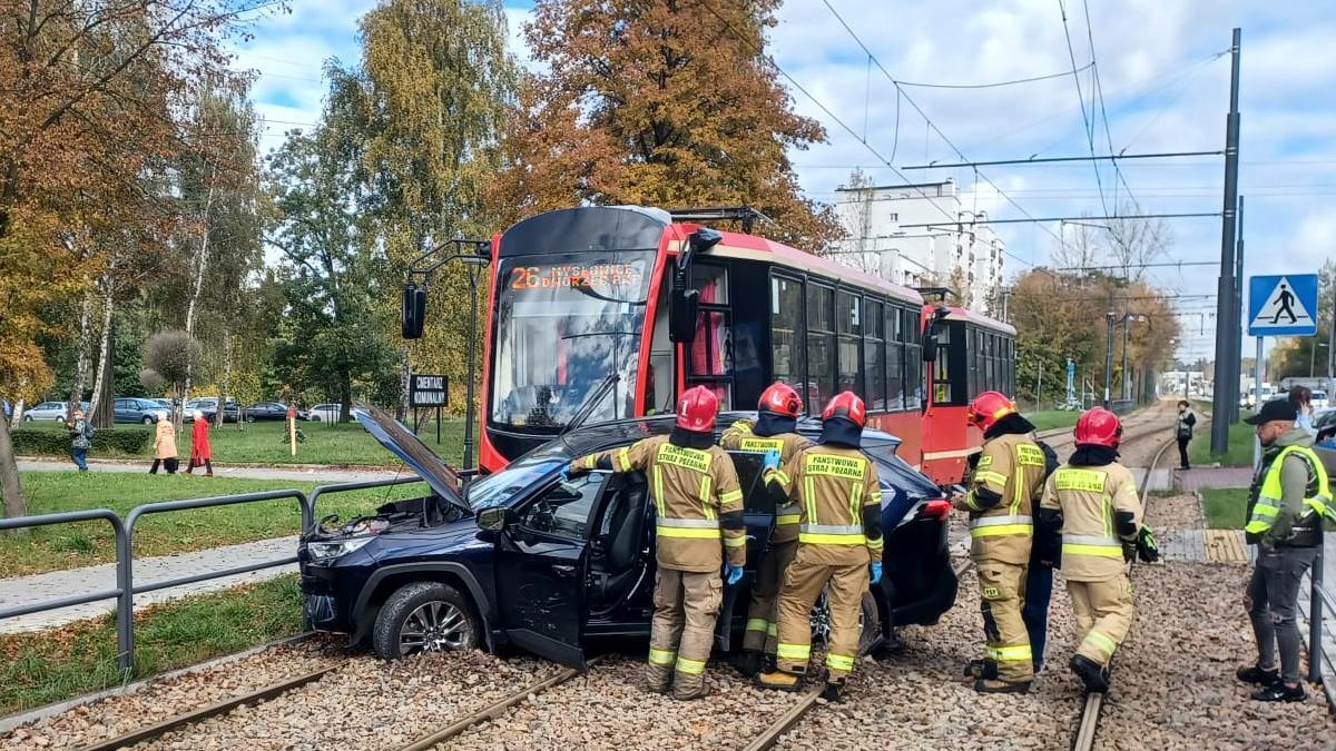 Sosnowiec-Dandowka. Przejazd tramwajowo-samochodowy przy ul. Wojska Polskiego przy cmentarzu komunalnym. Zderzenie tramwaju i samochodu osobowego. 15 października 2025.