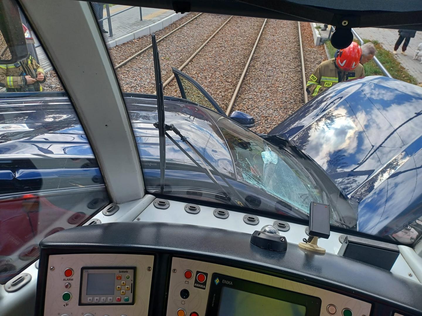 Sosnowiec-Dandowka. Przejazd tramwajowo-samochodowy przy ul. Wojska Polskiego przy cmentarzu komunalnym. Zderzenie tramwaju i samochodu osobowego. 15 października 2025.