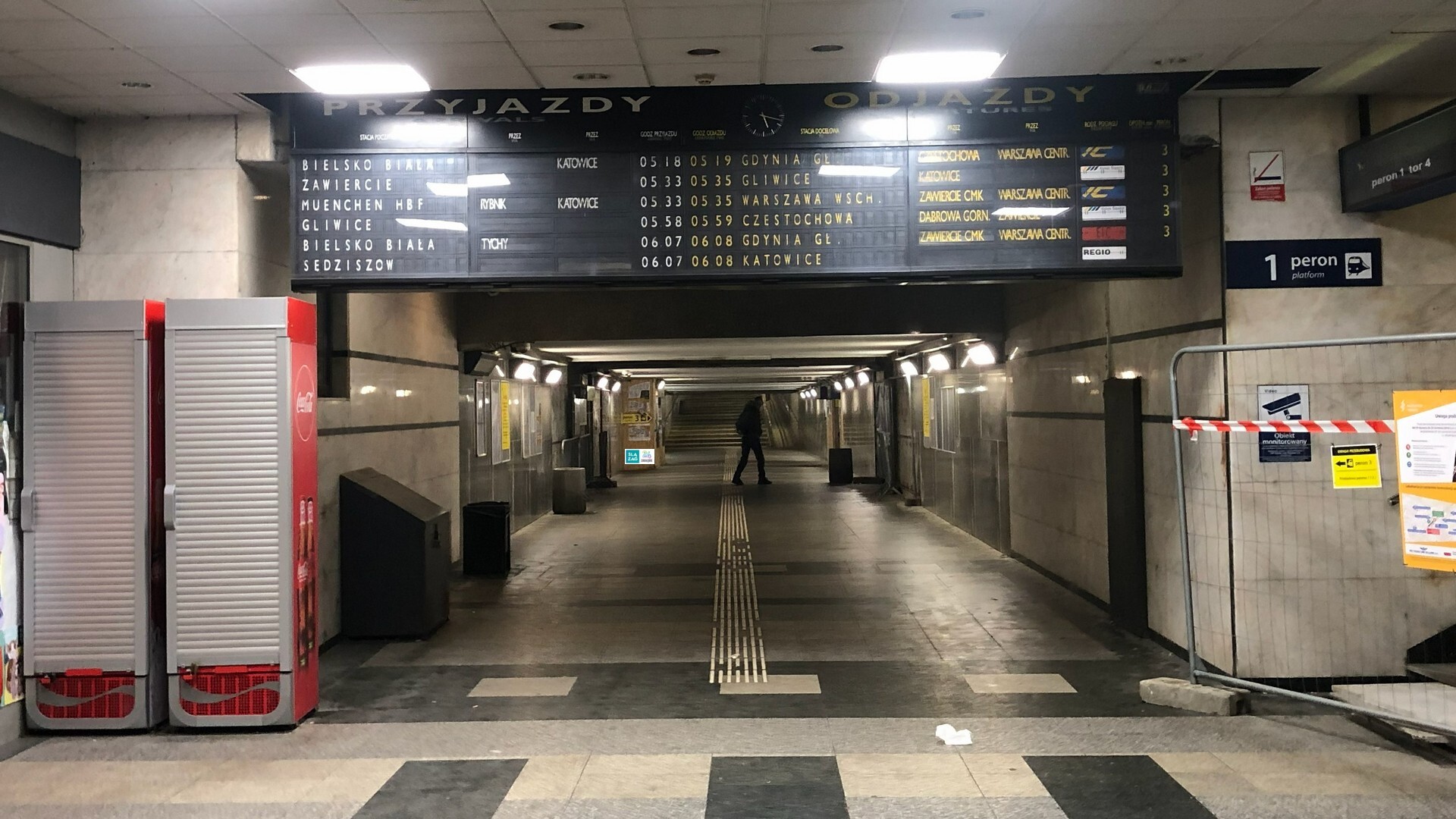 Sosnowiec. Tunel dla pieszych pod dworcem kolejowym głównym. Rano jeszcze otwarte. 17 stycznia 2026.