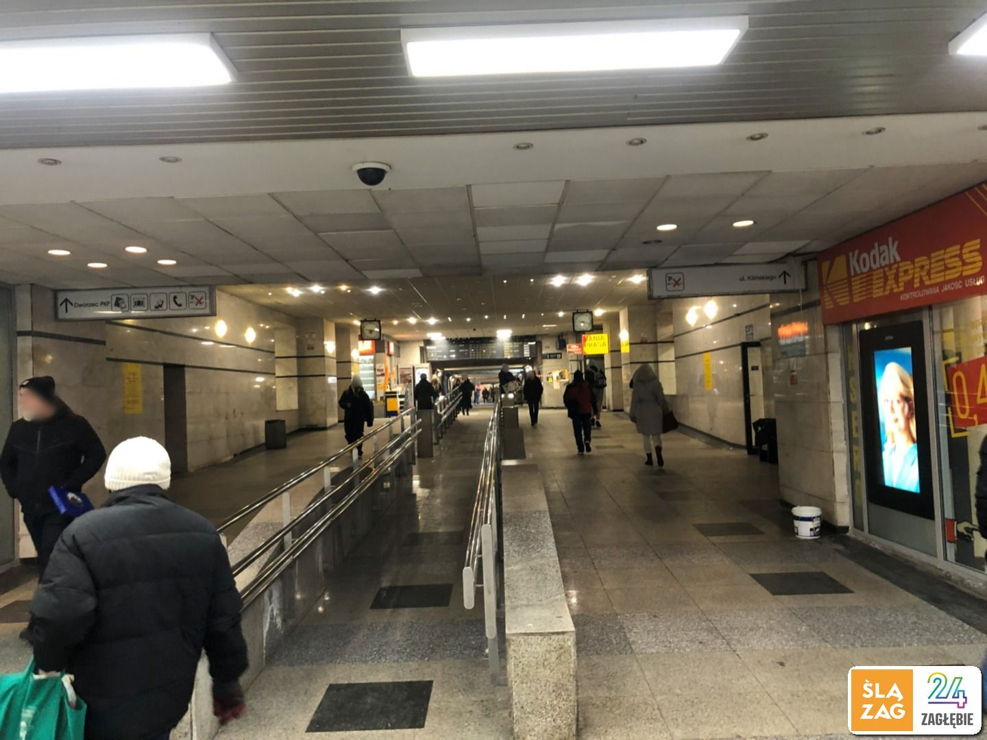 Sosnowiec. Tunel dla pieszych pod dworcem kolejowym głównym. Rano jeszcze otwarte.. 19 stycznia 2026.