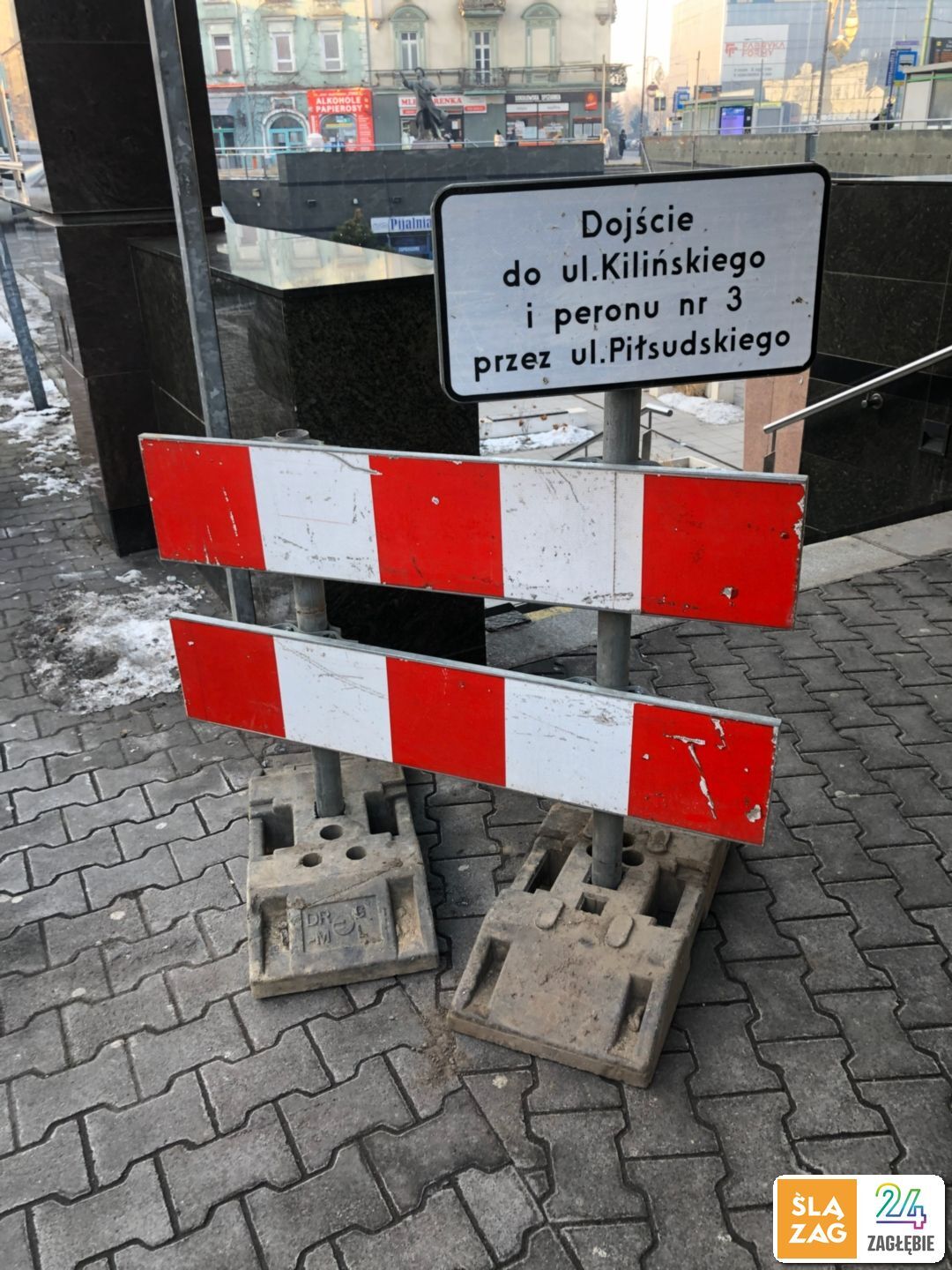 Sosnowiec. Tunel dla pieszych pod dworcem kolejowym głównym. Znak przed zejściem na placu Stulecia. 19 stycznia 2026