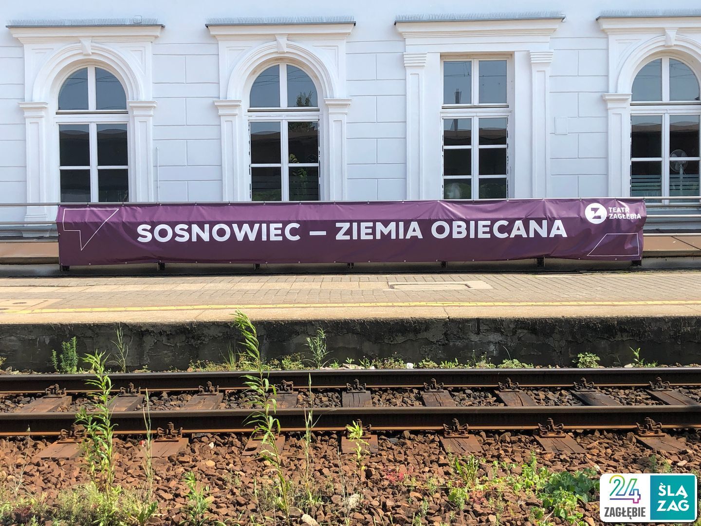 Sosnowiec. Dworzec kolejowy Sosnowiec Główny. Reklama spektaklu „Ziemia obiecana”, wystawianej przez „Teatr Zagłębia”. 12 czerwca 2025.