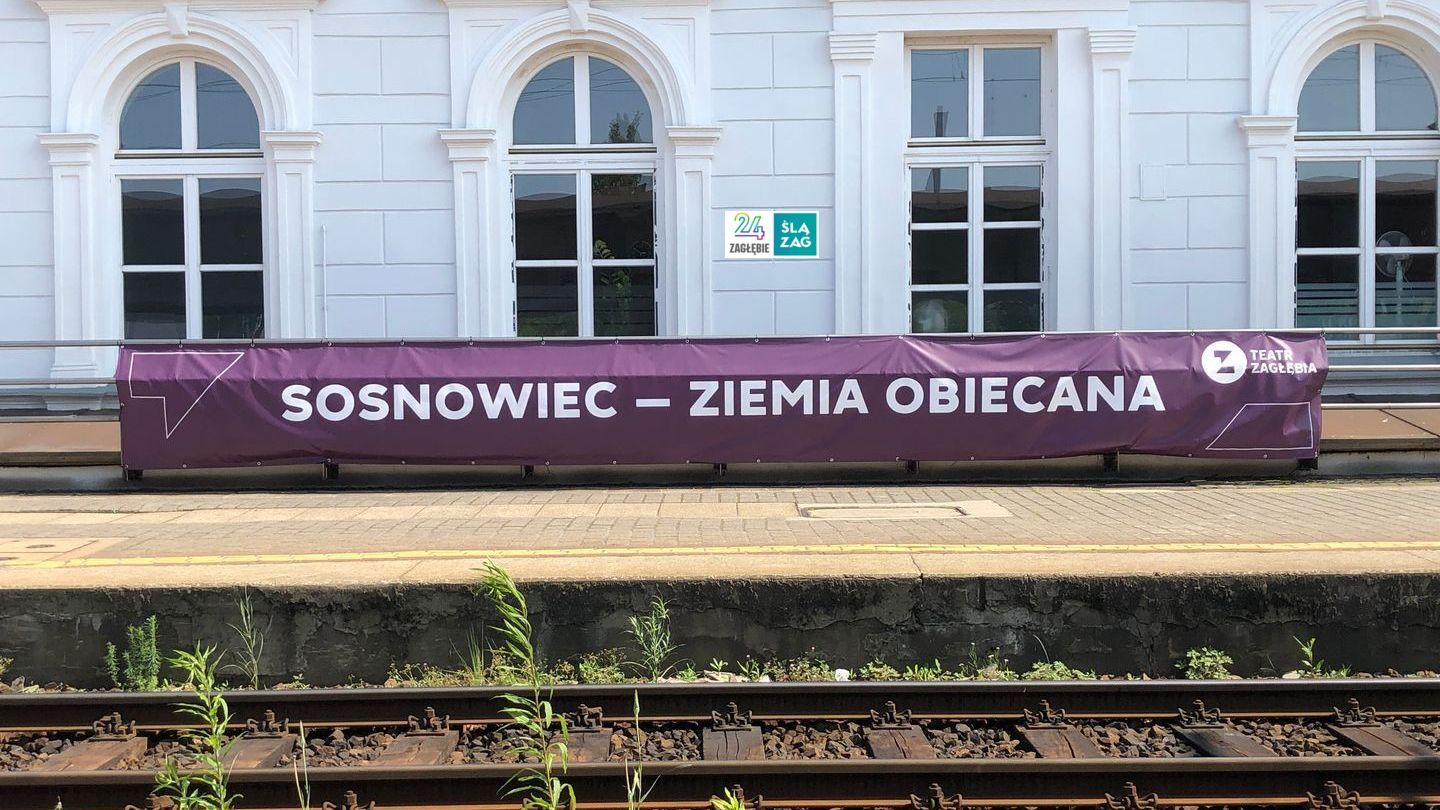 Sosnowiec. Dworzec kolejowy Sosnowiec Główny. Reklama spektaklu „Ziemia obiecana”, wystawianej przez „Teatr Zagłębia”. 12 czerwca 2025.