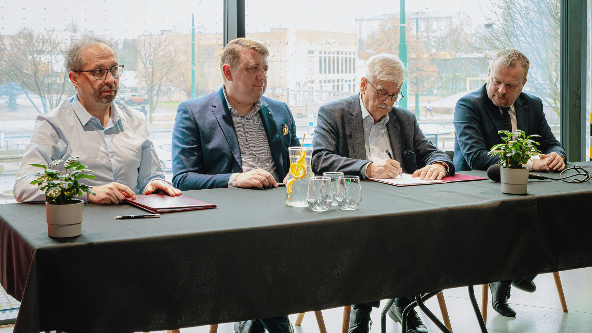 Sosnowiec. Egzotarium. Podpisanie umowy na przebudowę i remont torowiska tramwajowego do Milowic. 11 grudnia 2025.