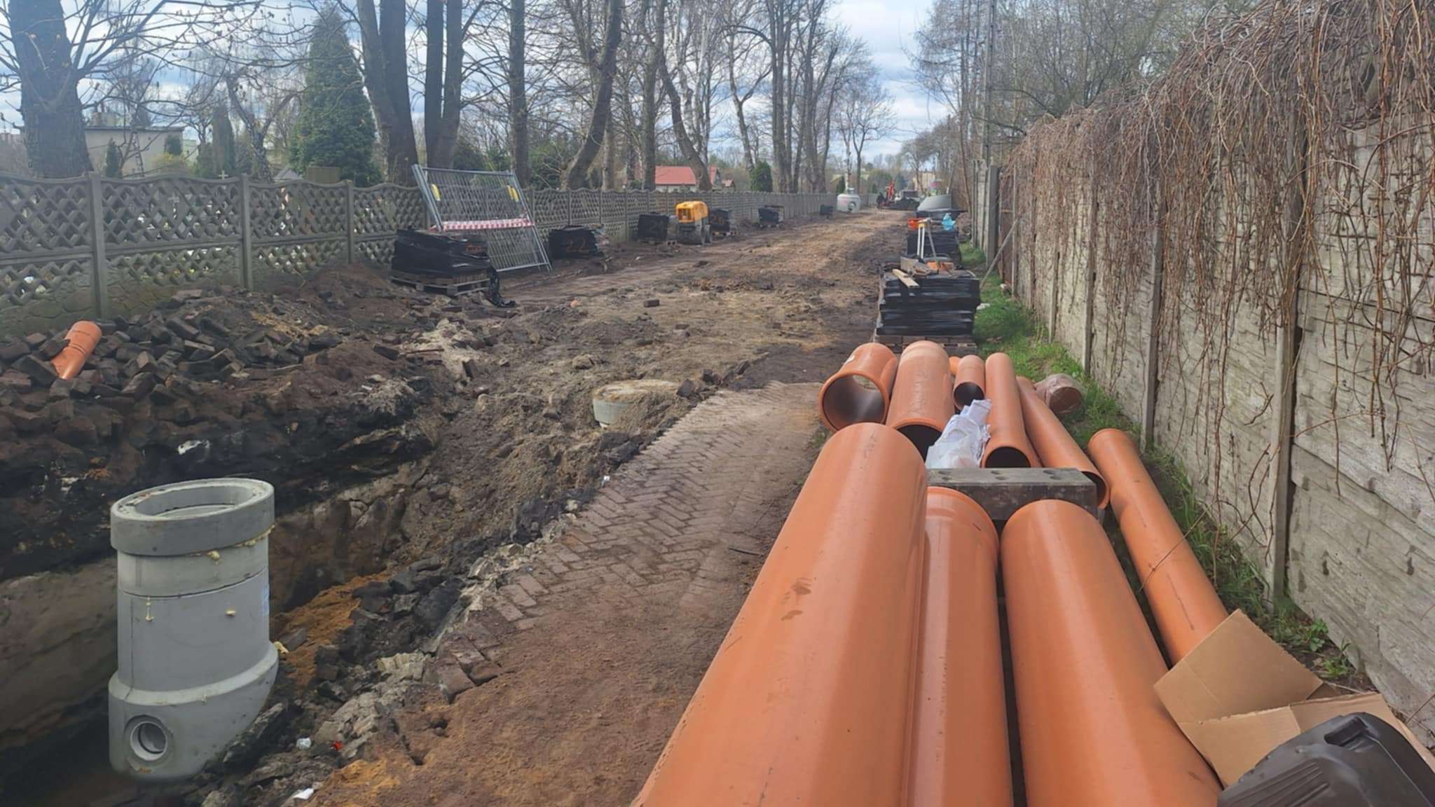 Sosnowiec-Kazimierz Górniczy-Morze Czarne. Budowa Kanalizacji w ulicy Aleksandra Fredry. Maj 2025.