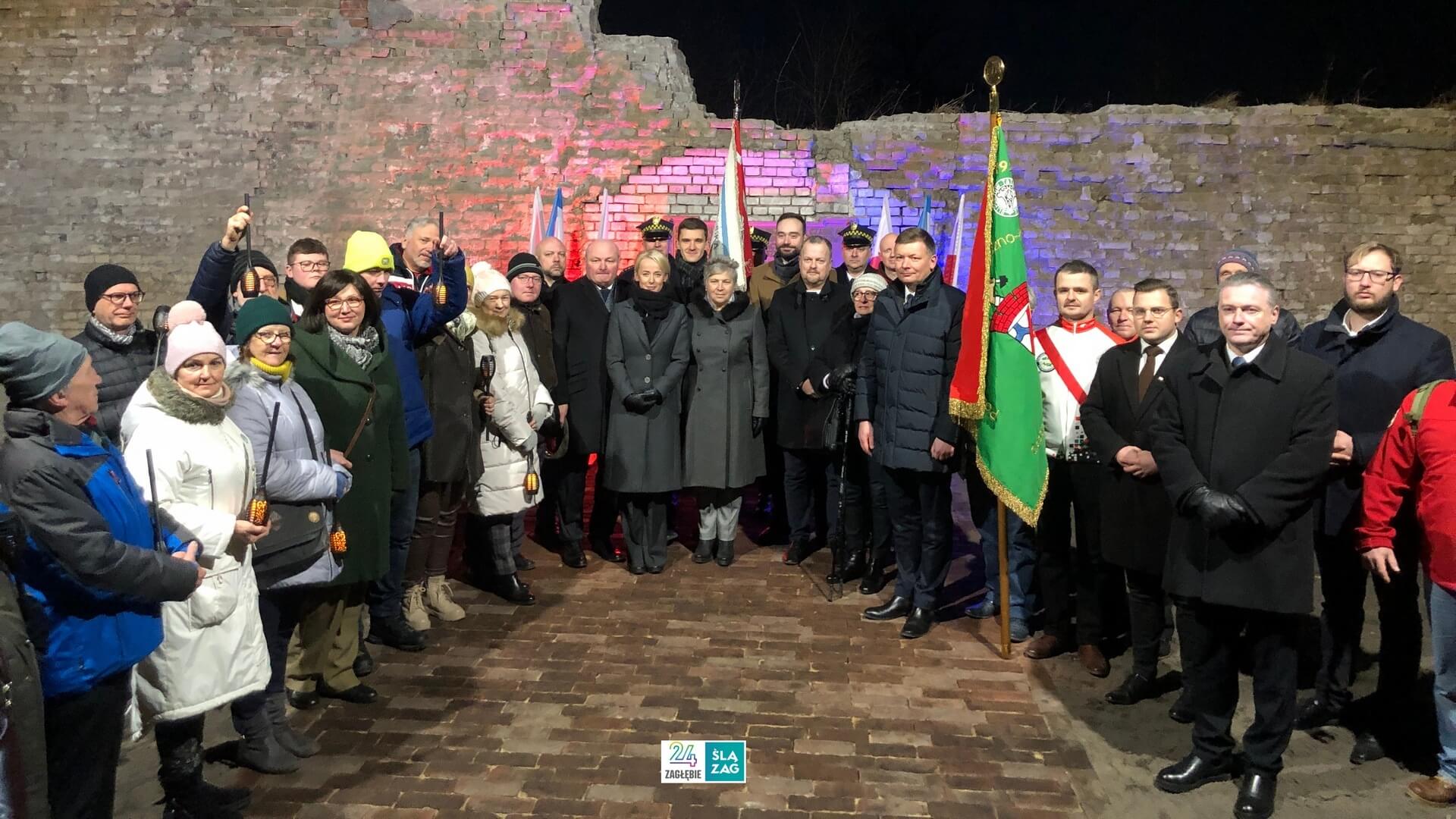 Sosnowiec-Konstantynów. Uroczystość ponownego odsłonięcia tablicy pamiątkowej na cześć poległych w masakrze z 9 lutego 1905 roku pod Hutą "Katarzyna". 9 lutego 2025 roku.