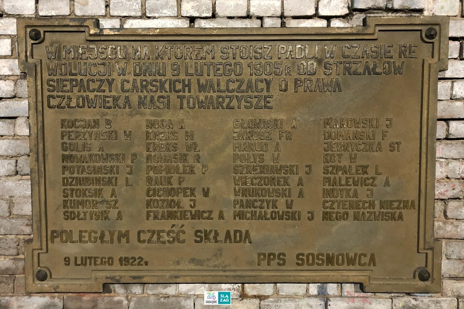 Sosnowiec-Konstantynów. Uroczystość ponownego odsłonięcia tablicy pamiątkowej na cześć poległych w masakrze z 9 lutego 1905 roku pod Hutą "Katarzyna". 9 lutego 2025 roku.