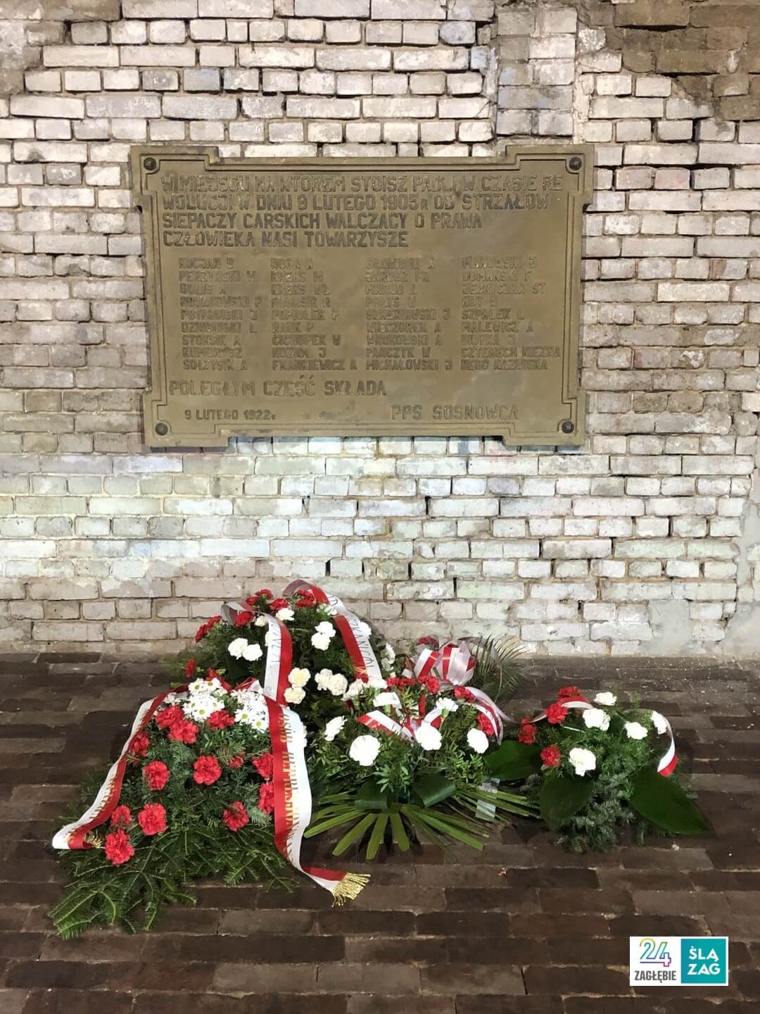 Sosnowiec-Konstantynów. Uroczystość ponownego odsłonięcia tablicy pamiątkowej na cześć poległych w masakrze z 9 lutego 1905 roku pod Hutą "Katarzyna". 9 lutego 2025 roku.