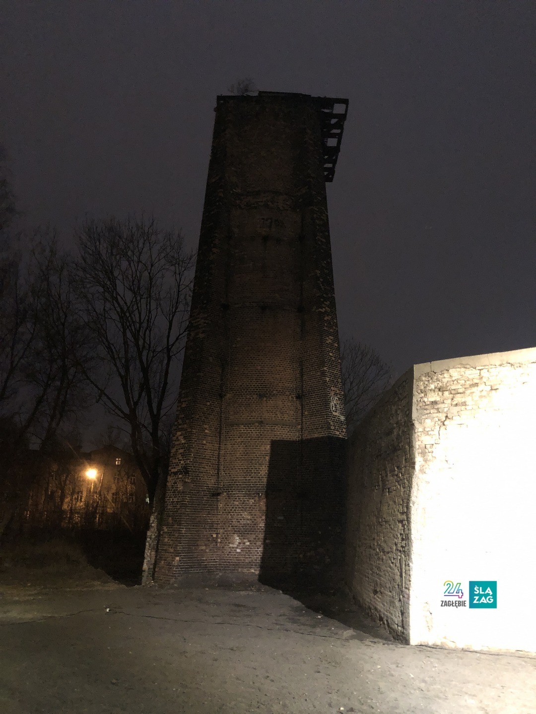 Sosnowiec-Konstantynów. Uroczystość ponownego odsłonięcia tablicy pamiątkowej na cześć poległych w masakrze z 9 lutego 1905 roku pod Hutą "Katarzyna". 9 lutego 2025 roku.
