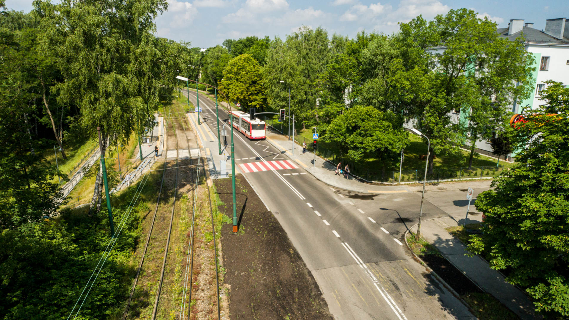 Sosnowiec-Milowice. Ulica Krzysztofa Kamila Baczyńskiego. Widok torowiska i przystanku tramwajowego przy parku i ulicy Podjazdowej. Rok 2025.