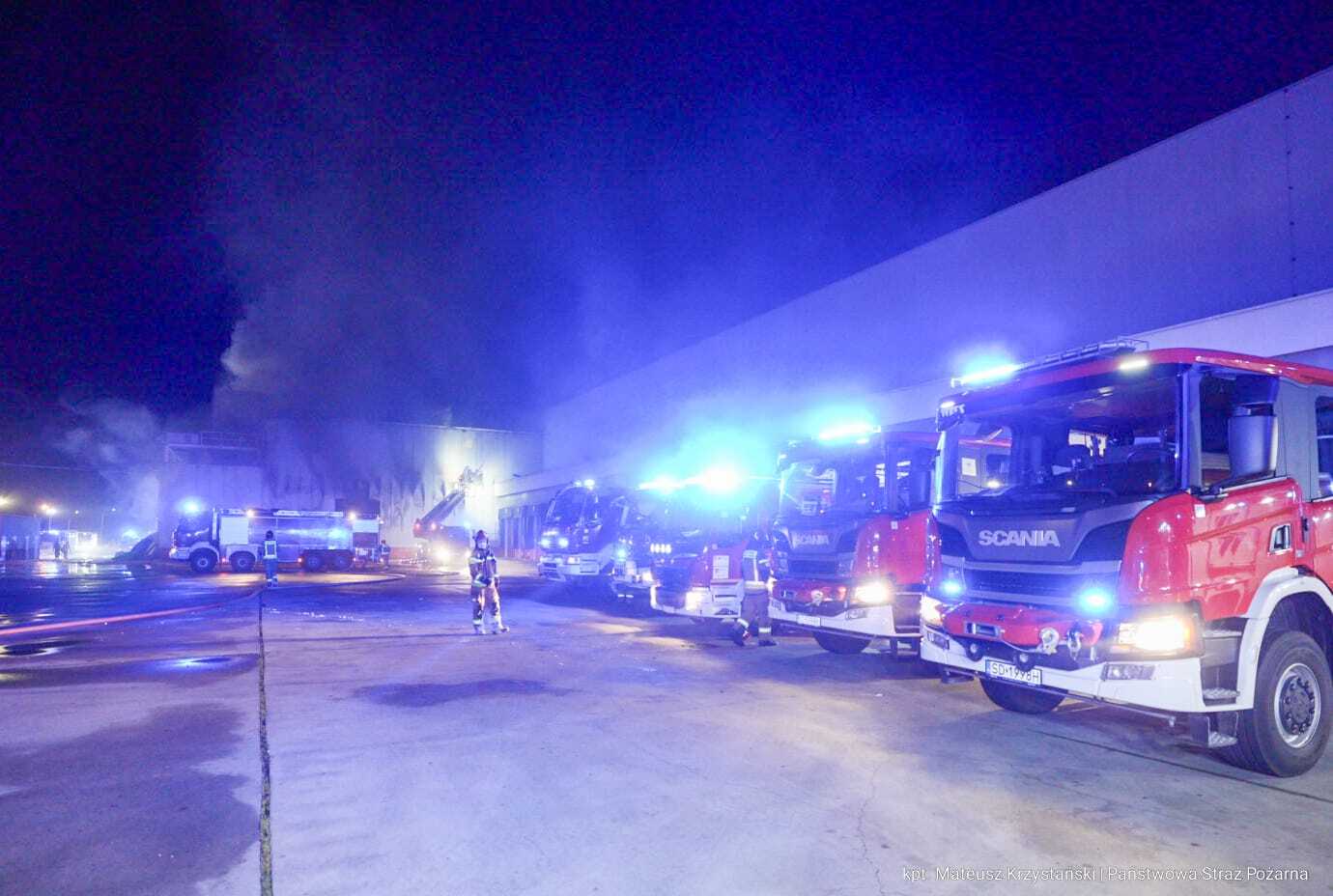 Sosnowiec-Milowice. Ul. Krzysztofa Kamila Baczyńskiego 165. Pożar hali w Zakładach Mięsnych „Duda” („Cedrob”). 10 maja 2025.