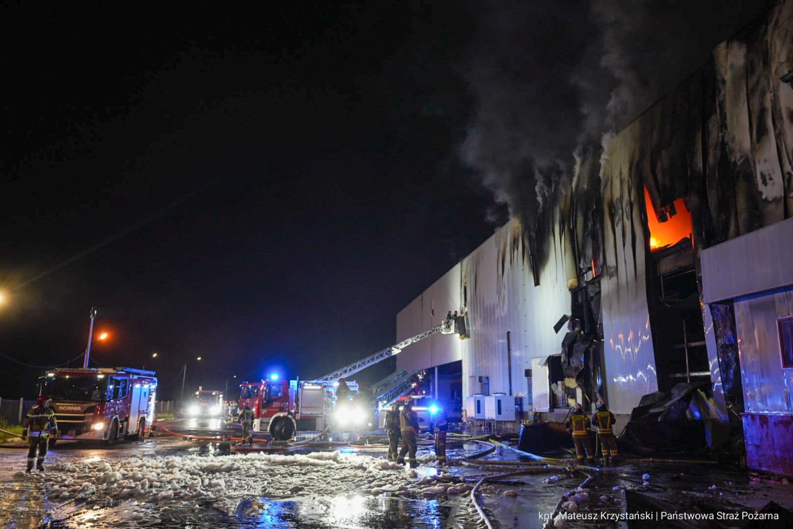 Sosnowiec-Milowice. Ul. Krzysztofa Kamila Baczyńskiego 165. Pożar hali w Zakładach Mięsnych „Duda” („Cedrob”). 10 maja 2025.