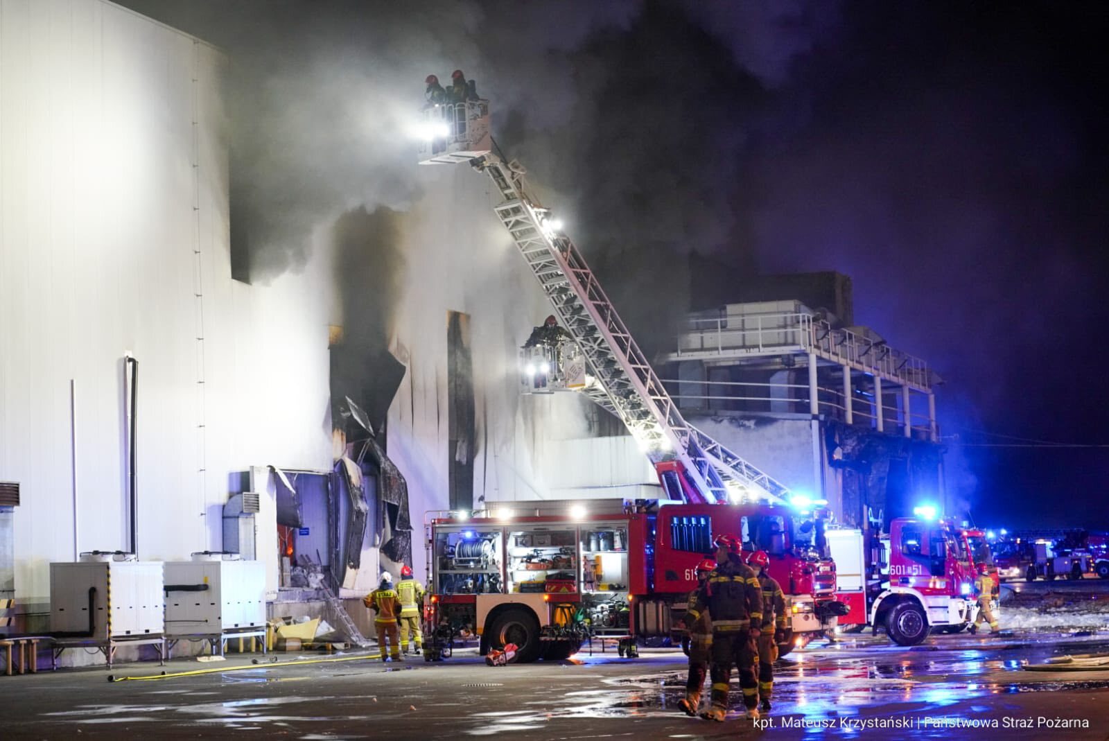 Sosnowiec-Milowice. Ul. Krzysztofa Kamila Baczyńskiego 165. Pożar hali w Zakładach Mięsnych „Duda” („Cedrob”). 10 maja 2025.