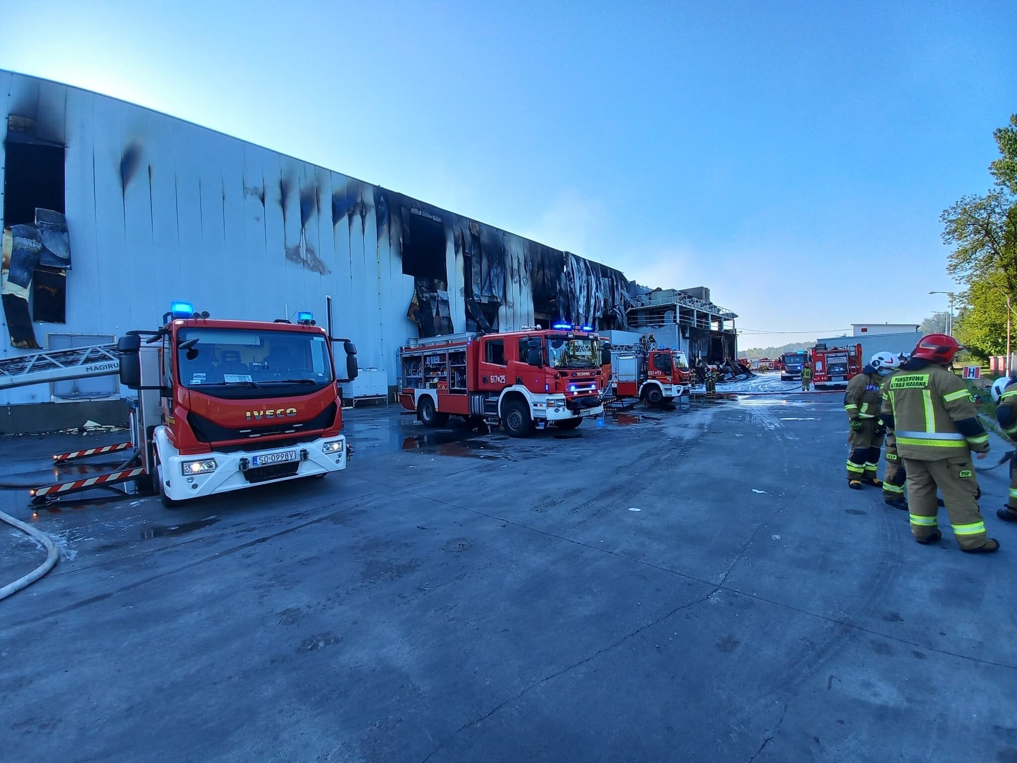 Sosnowiec-Milowice. Ul. Krzysztofa Kamila Baczyńskiego 165. Pożar hali w Zakładach Mięsnych „Duda” („Cedrob”). 10 maja 2025.