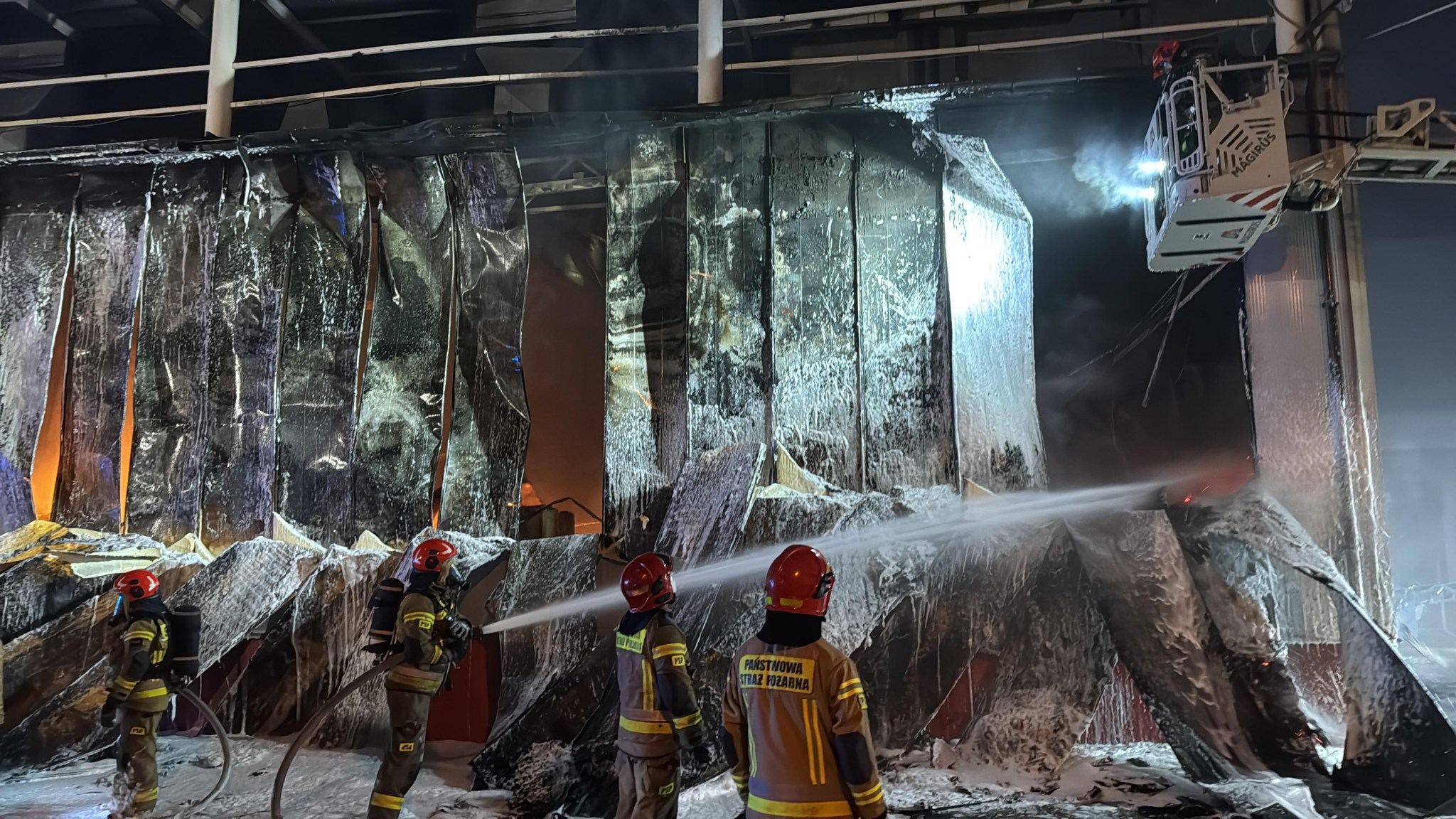 Sosnowiec-Milowice. Ul. Krzysztofa Kamila Baczyńskiego 165. Pożar hali w Zakładach Mięsnych „Duda” („Cedrob”). 10 maja 2025.