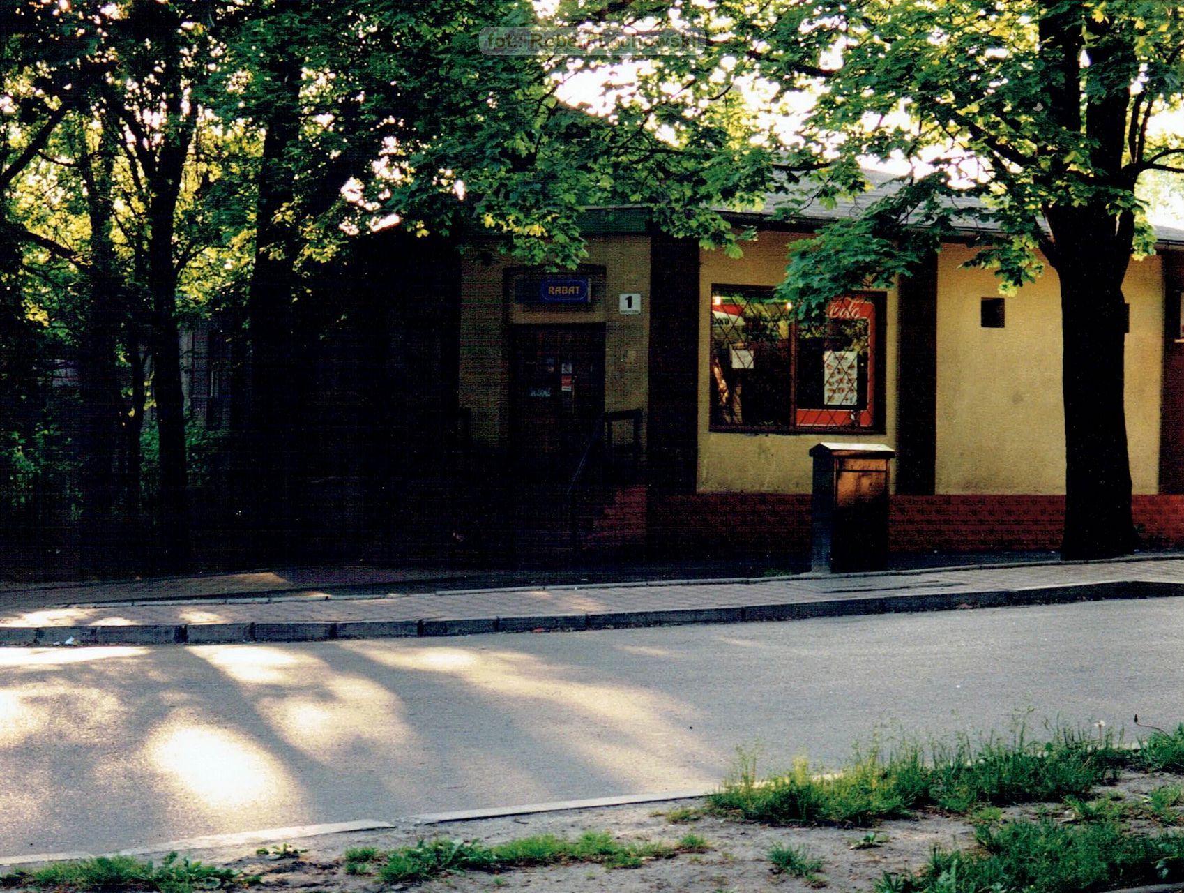 Sosnowiec-Milowice, Róg ulic Kaplicznej i Studziennej. Sklep w kaplicy. Lata 1997 – 2001.