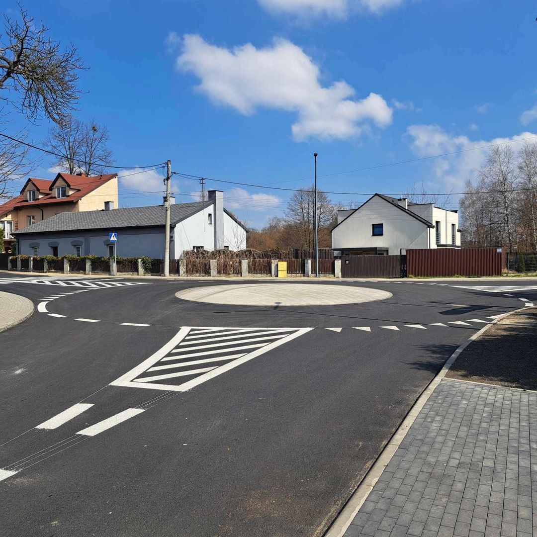 Sosnowiec-Ostrowy Górnicze. Rondo w miejscu skrzyżowania ulic Maczkowskiej i Armii Krajowej. 28 marca 2025