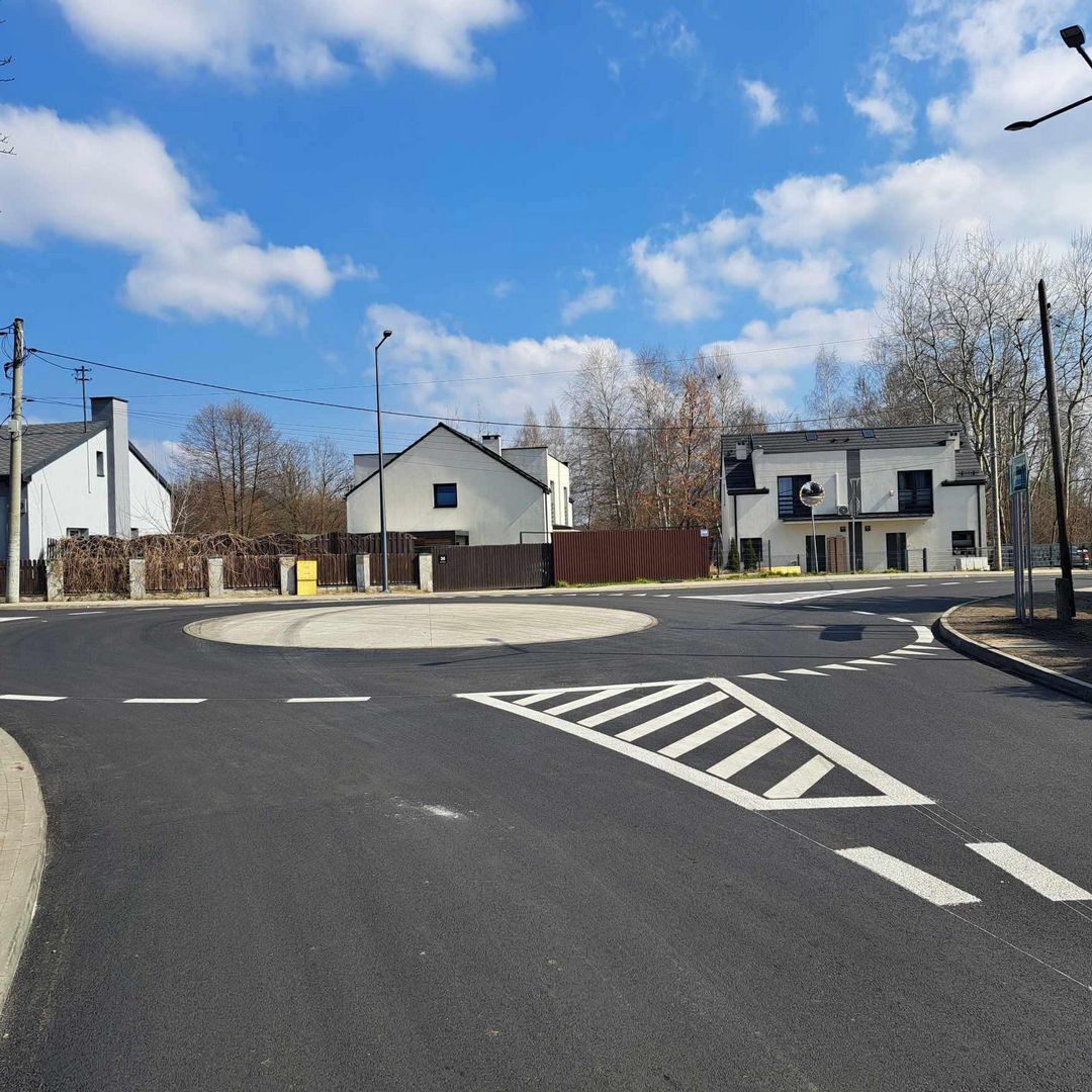 Sosnowiec-Ostrowy Górnicze. Rondo w miejscu skrzyżowania ulic Maczkowskiej i Armii Krajowej. 28 marca 2025