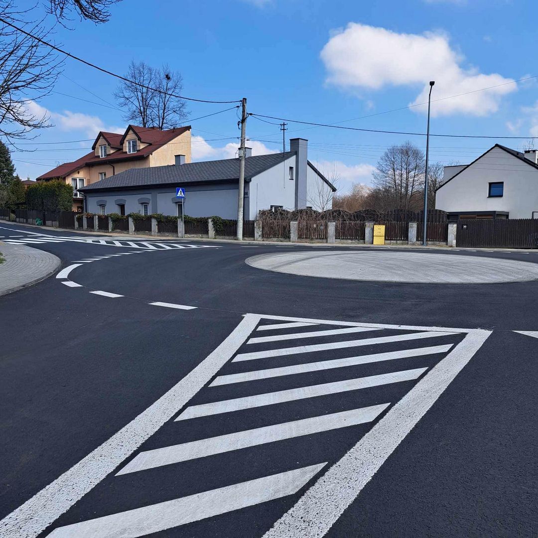 Sosnowiec-Ostrowy Górnicze. Rondo w miejscu skrzyżowania ulic Maczkowskiej i Armii Krajowej. 28 marca 2025