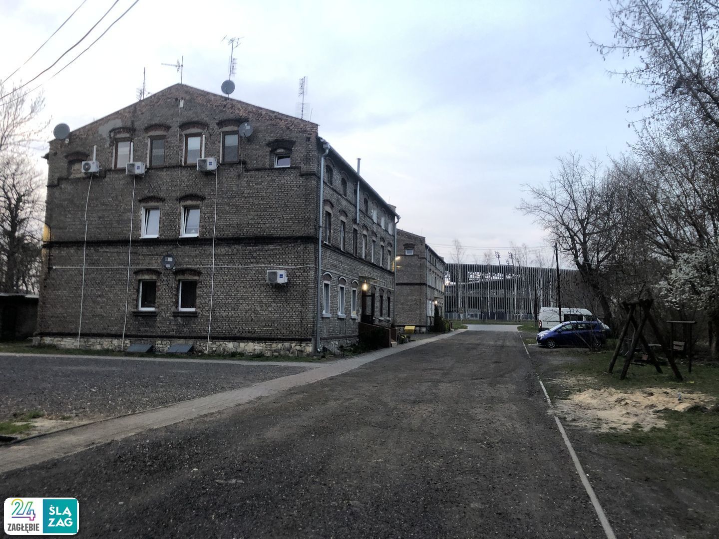 Budynki w pobliżu nieistniejącego już szpitala. W tle nowoczesne obiekty Zagłębiowskiego Parku Sportowego.