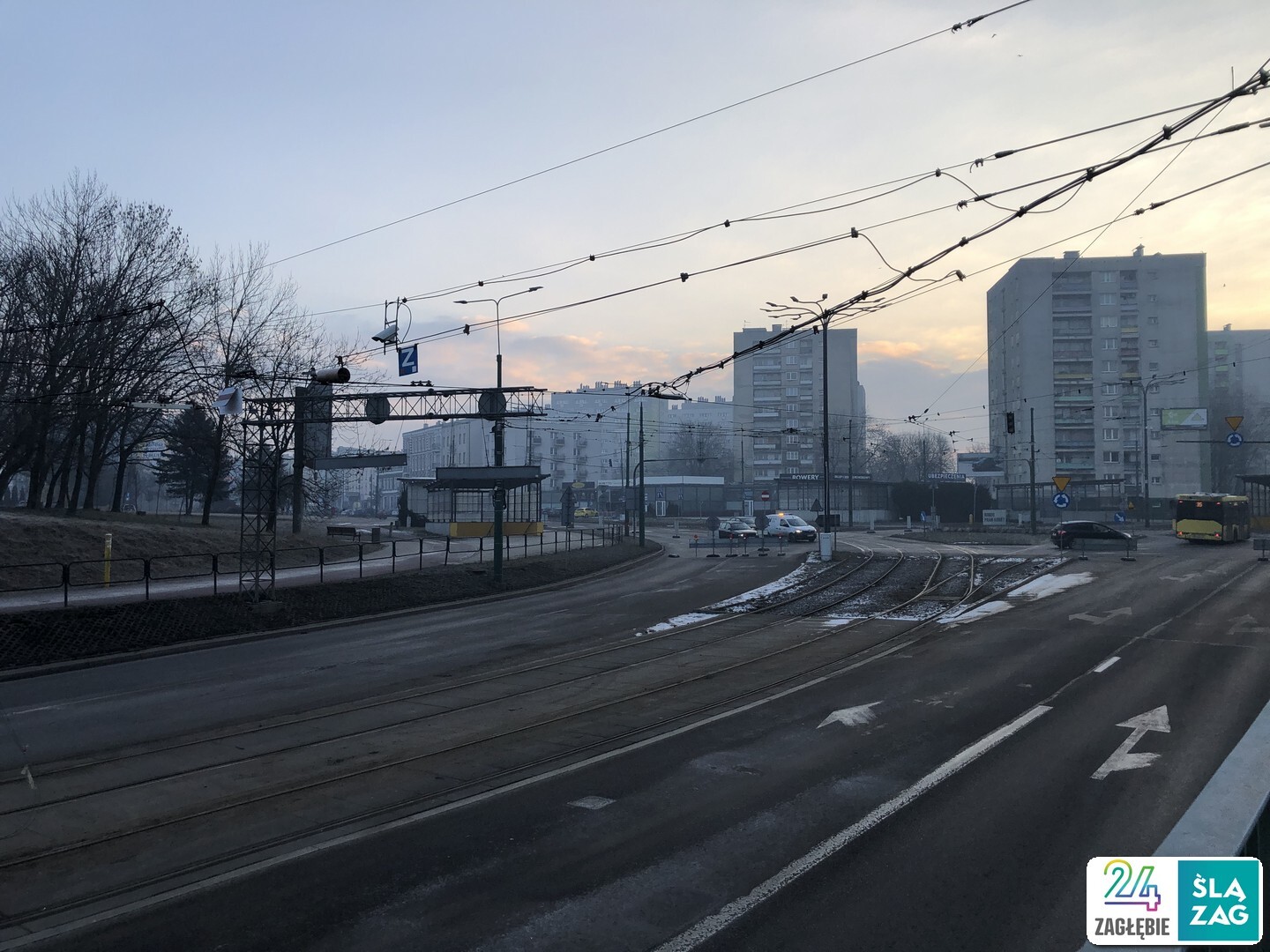 Sosnowiec. Pierwszy dzień po zamknięciu wiaduktu kolejowego nad ulicą Józefa Piłsudskiego. Widok od strony wiaduktu na rondo „Praw Kobiet”. 18 lutego 2025.