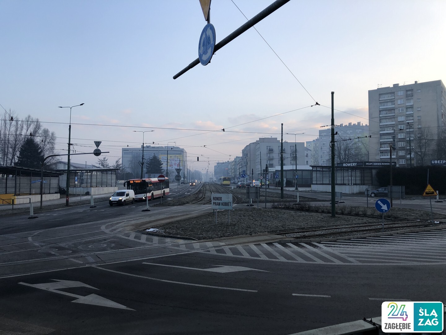 Sosnowiec. Pierwszy dzień po zamknięciu wiaduktu kolejowego nad ulicą Józefa Piłsudskiego. Widok z ronda „Praw Kobiet” na ulicę 3 Maja. 18 lutego 2025.