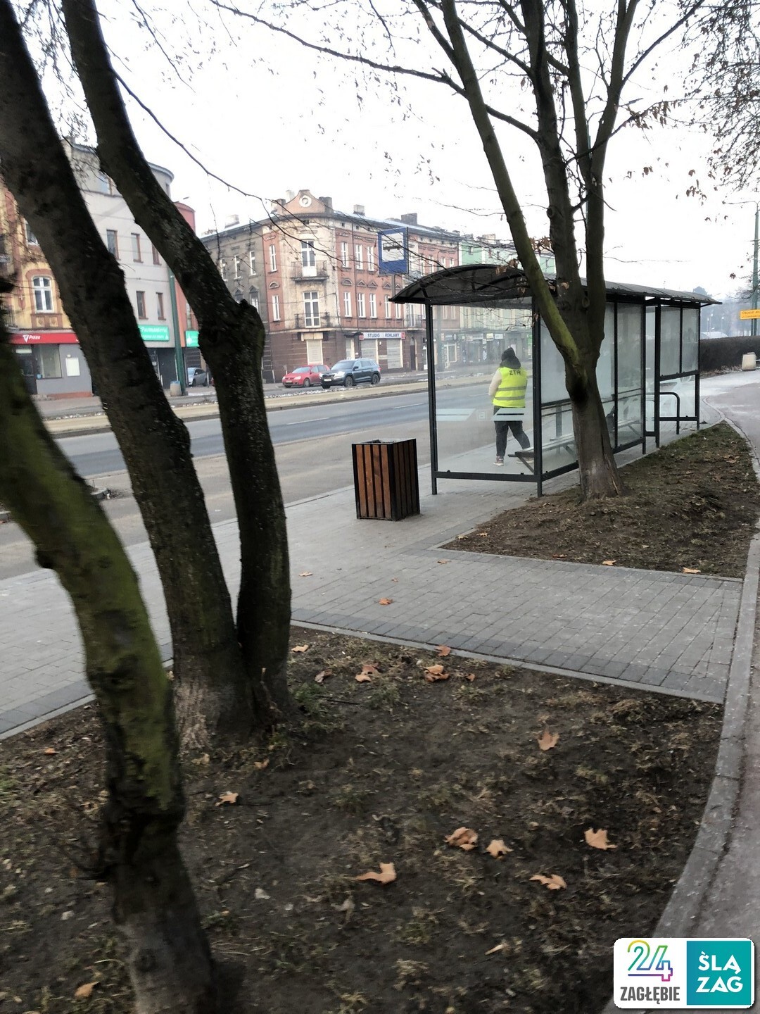 Sosnowiec. Pierwszy dzień po zamknięciu wiaduktu kolejowego nad ulicą Józefa Piłsudskiego. Na przystanku autobusowym przy ul. Piłsudskiego pasażerów oczekuje „informatorka” ZTM. 18 lutego 2025.