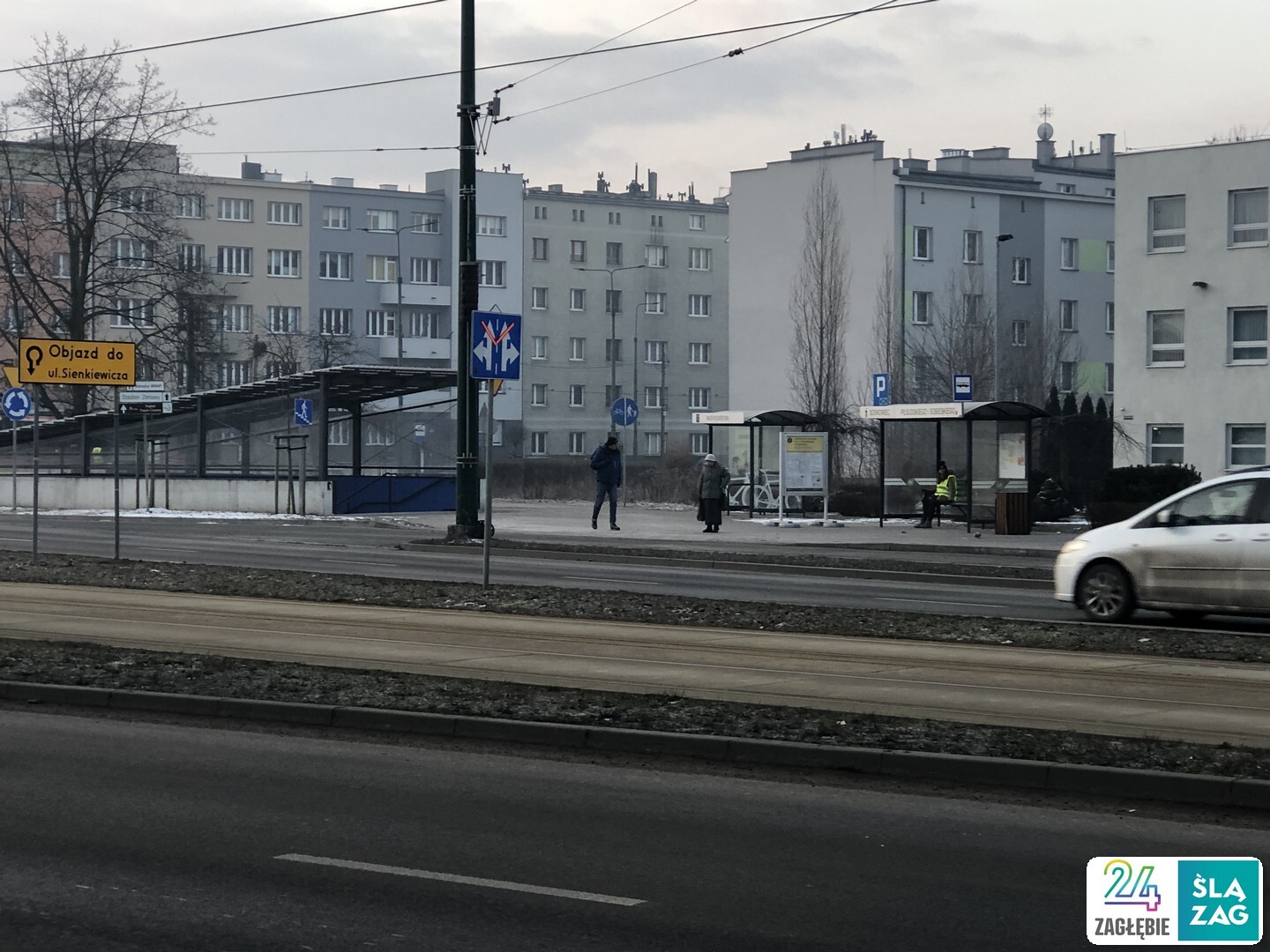 Sosnowiec. Pierwszy dzień po zamknięciu wiaduktu kolejowego nad ulicą Józefa Piłsudskiego. Przystanek autobusowy przy ul. Józefa Piłsudskiego. 18 lutego 2025.