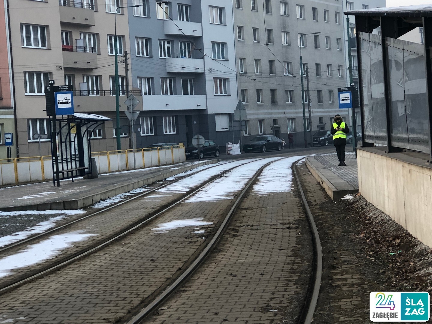 Sosnowiec. Pierwszy dzień po zamknięciu wiaduktu kolejowego nad ulicą Józefa Piłsudskiego. Przystanek tramwajowy przy ul. Jana III Sobieskiego. 18 lutego 2025.
