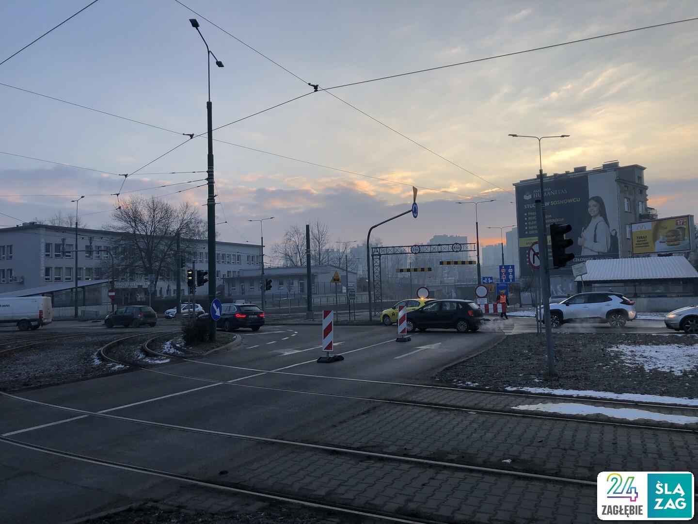 Sosnowiec. Pierwszy dzień po zamknięciu wiaduktu kolejowego nad ulicą Józefa Piłsudskiego. Rondo przed wiaduktem od strony Starego Sosnowca. 18 lutego 2025.