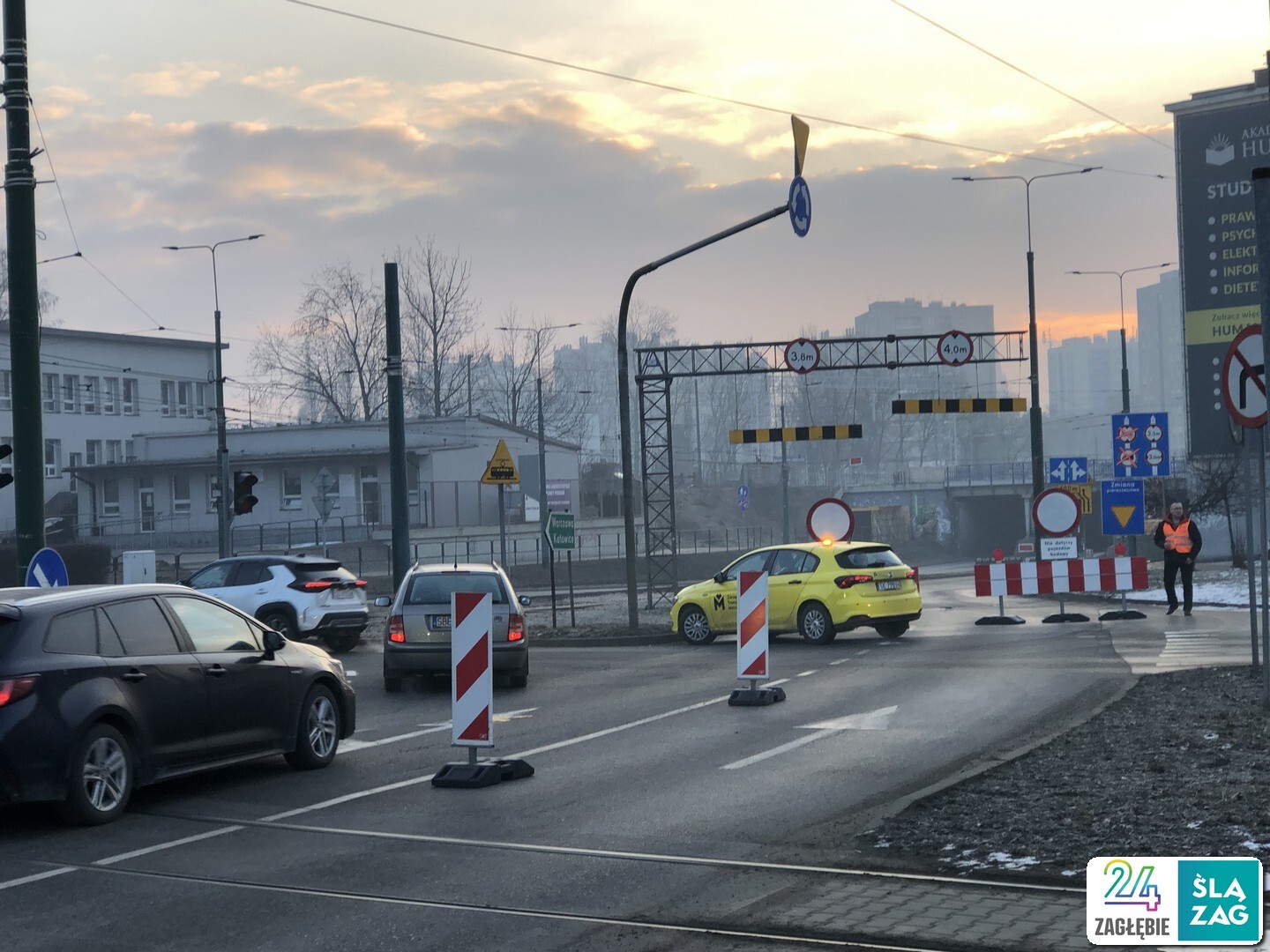 Sosnowiec. Pierwszy dzień po zamknięciu wiaduktu kolejowego nad ulicą Józefa Piłsudskiego. Rondo przed wiaduktem od strony Starego Sosnowca. 18 lutego 2025.