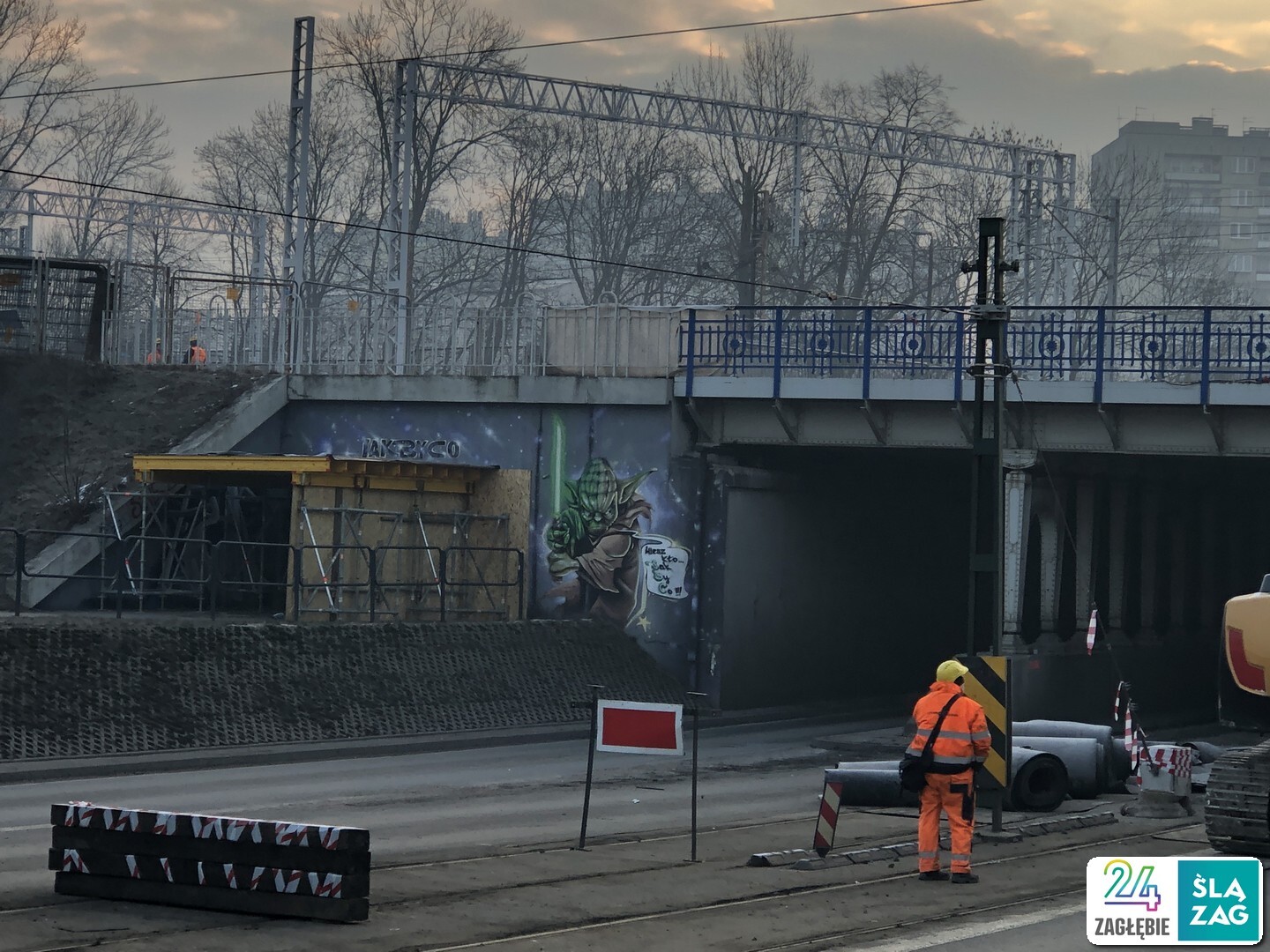 Sosnowiec. Pierwszy dzień po zamknięciu wiaduktu kolejowego nad ulicą Józefa Piłsudskiego. Rondo przed wiaduktem od strony Starego Sosnowca. 18 lutego 2025.