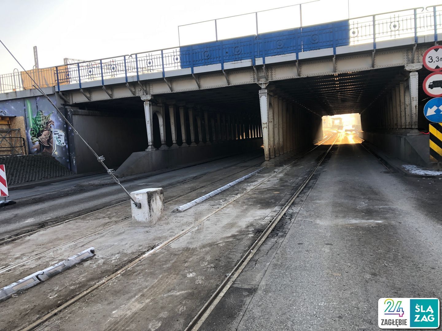 Sosnowiec. Wiadukt kolejowy nad ulicą Józefa Piłsudskiego – ostatni dzień istnienia. 17 lutego 2025.