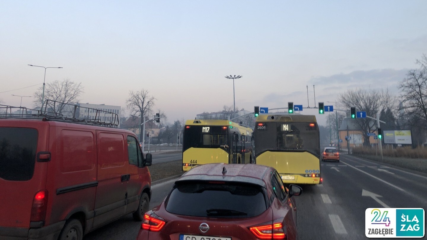 Sosnowiec. Pierwszy dzień po zamknięciu wiaduktu kolejowego nad ulicą Józefa Piłsudskiego. Objazd ulicą Parkową. 18 lutego 2025.