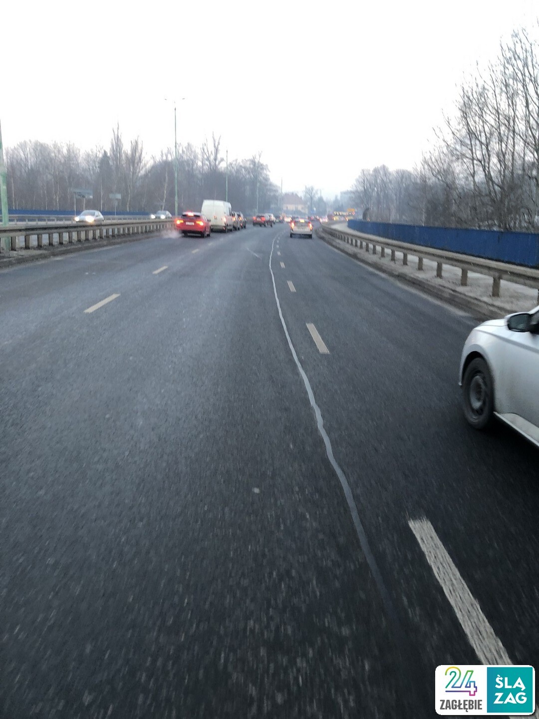 Sosnowiec. Pierwszy dzień po zamknięciu wiaduktu kolejowego nad ulicą Józefa Piłsudskiego. Objazd ulicą Parkową. 18 lutego 2025.