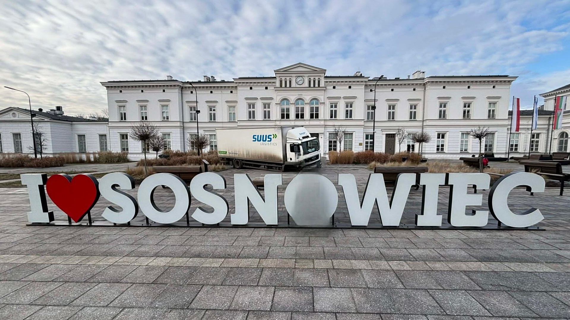 Sosnowiec. Plac Powstańców Styczniowych. Ciężarówka zapadła się do fontanny. 6 lutego 2026.
