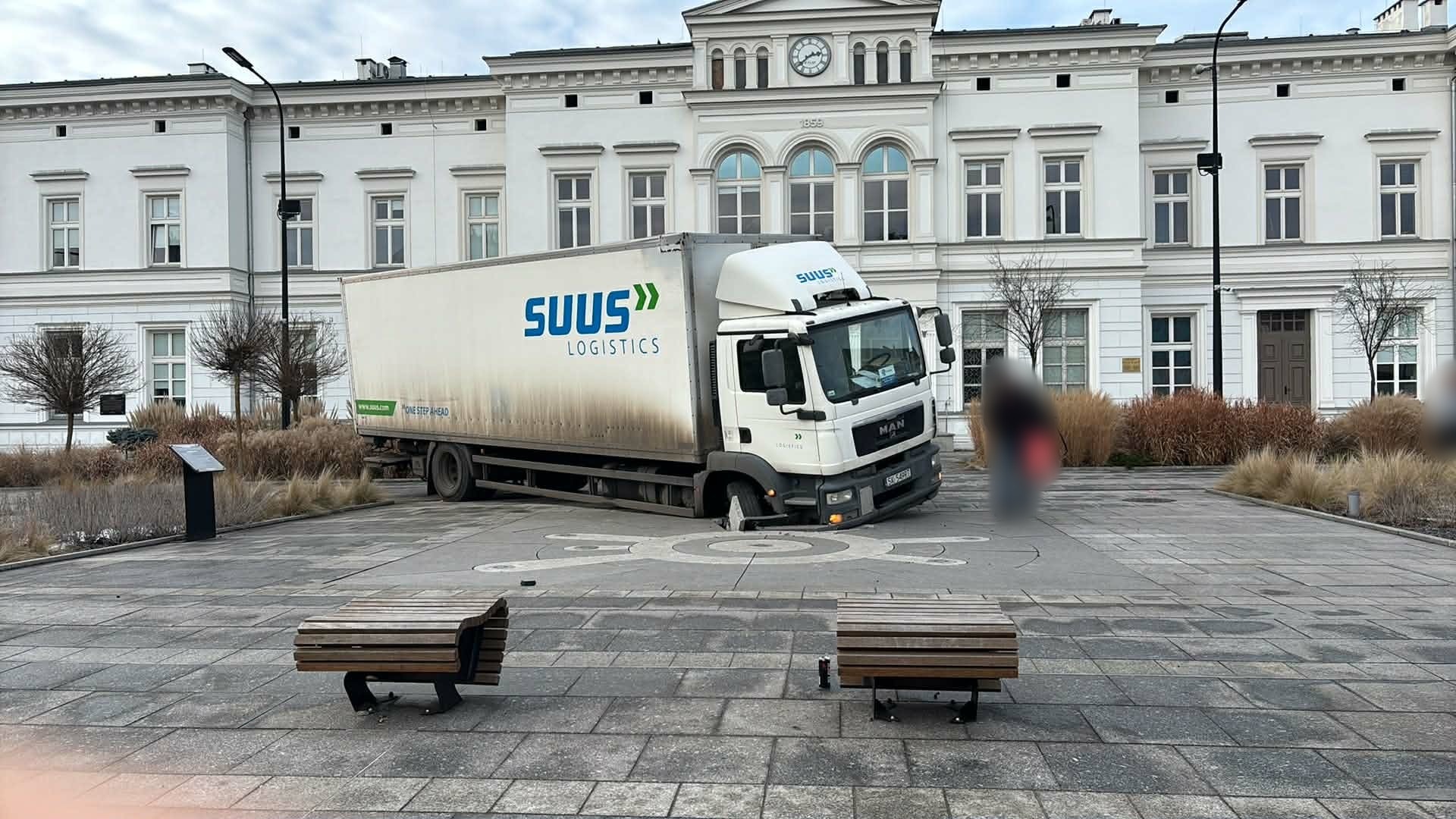Sosnowiec. Plac Powstańców Styczniowych. Ciężarówka zapadła się do fontanny. 6 lutego 2026.