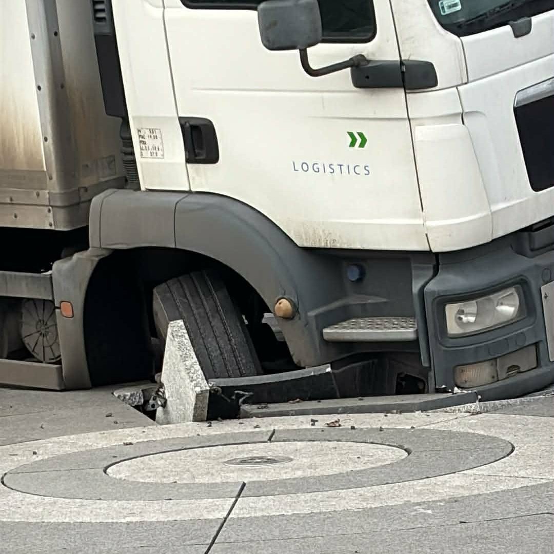 Sosnowiec. Plac Powstańców Styczniowych. Ciężarówka zapadła się do fontanny. 6 lutego 2026.