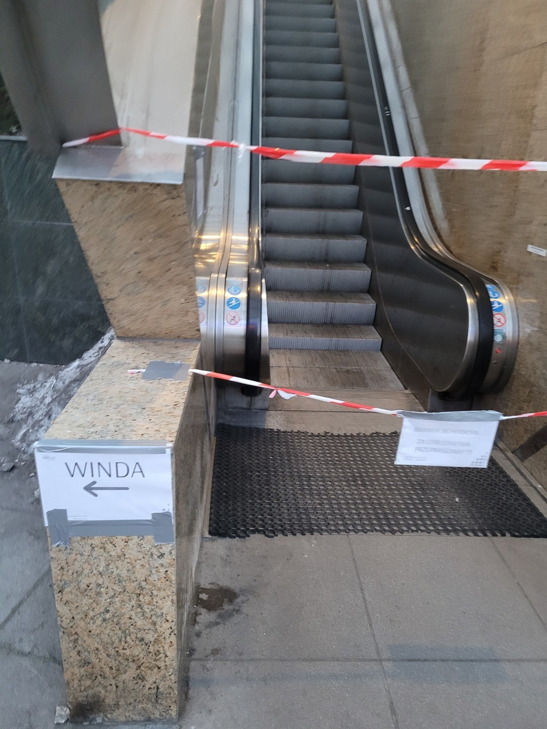 Sosnowiec. Plac Stulecia („Patelnia”). Nieruchome schody ruchome. 12 lutego 2025.