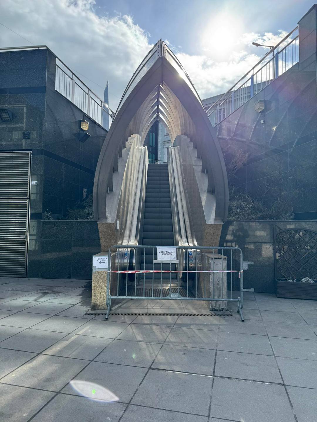 Sosnowiec. Plac Stulecia („Patelnia”). Nieruchome schody ruchome. 17 kwietnia 2025.