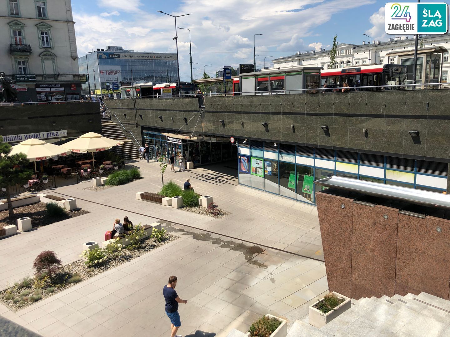 Sosnowiec. Obniżenie oraz wejście do podziemnego pasażu między placem Stulecia a dworcem kolejowym i ulicą Jana Kilińskiego. 14 lipca 2025.